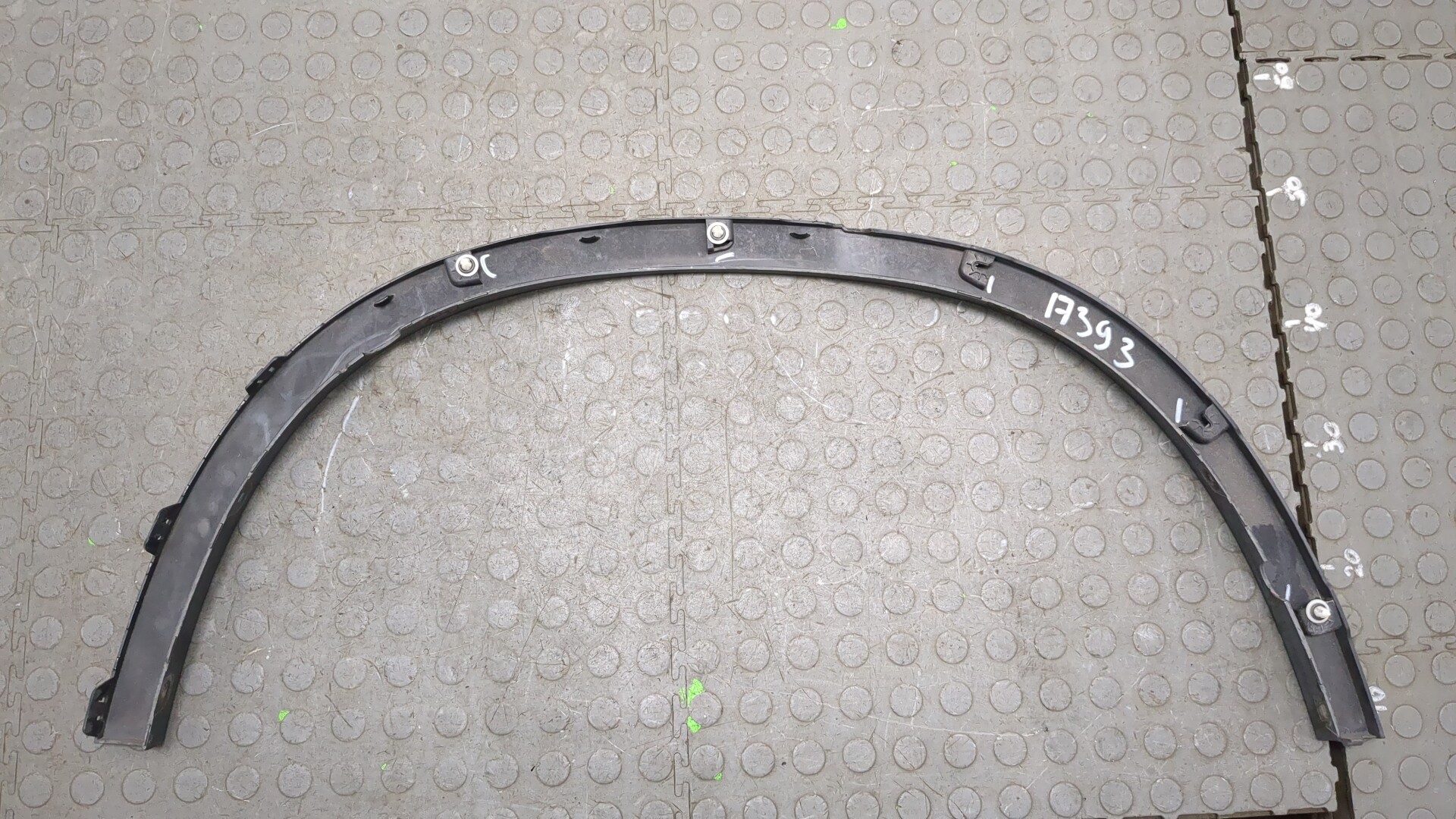 Накладка заднего крыла левого