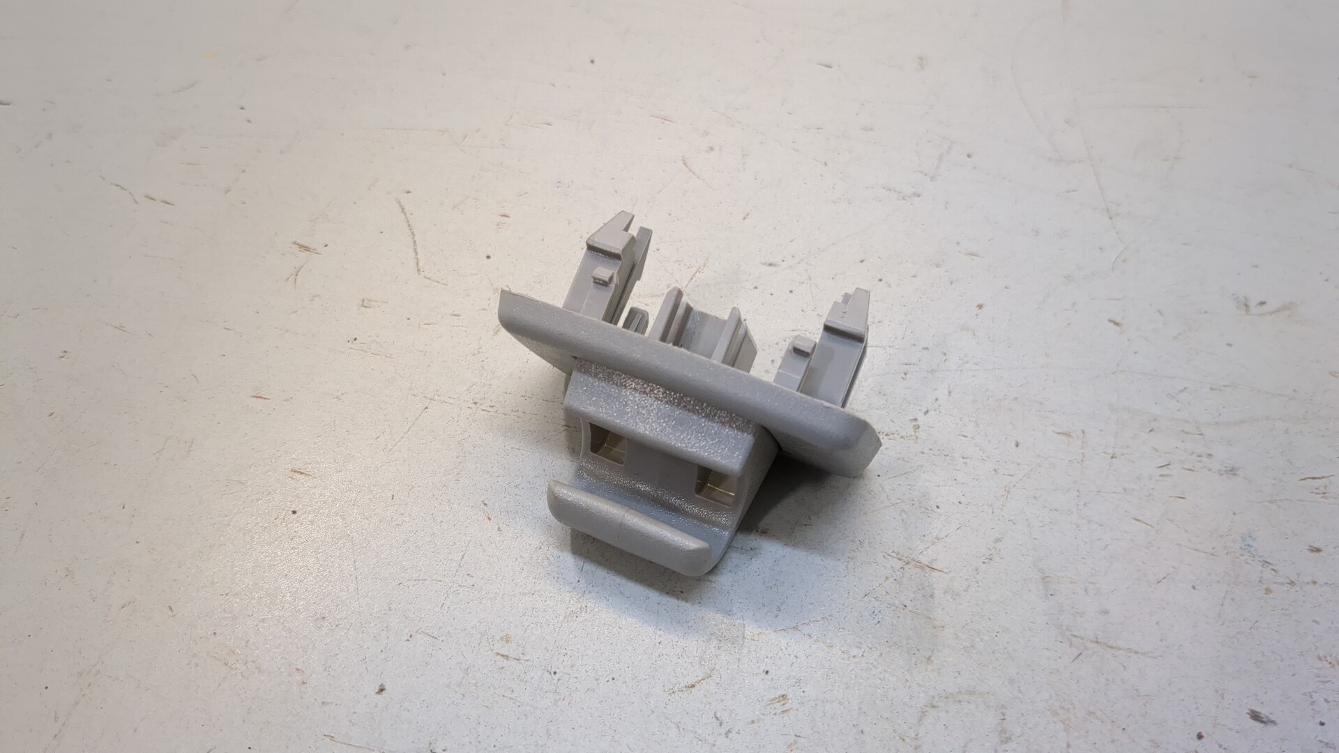 Кронштейн солнцезащитного козырька