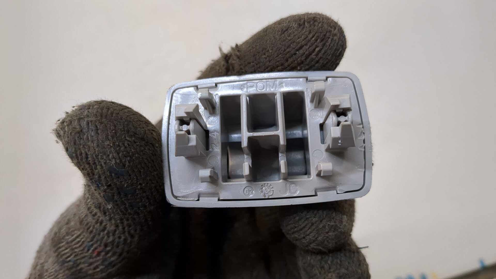 Кронштейн солнцезащитного козырька