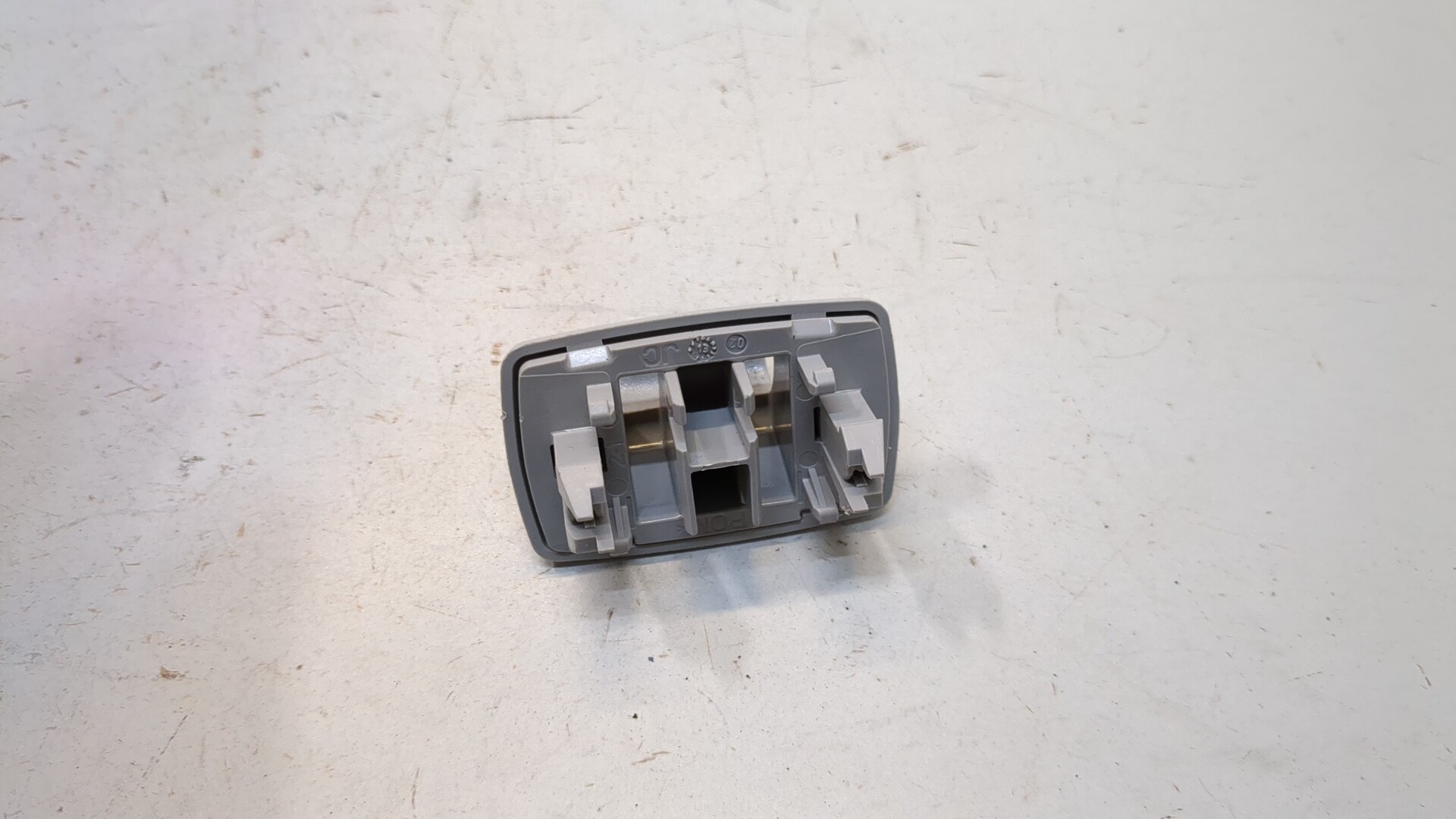 Кронштейн солнцезащитного козырька