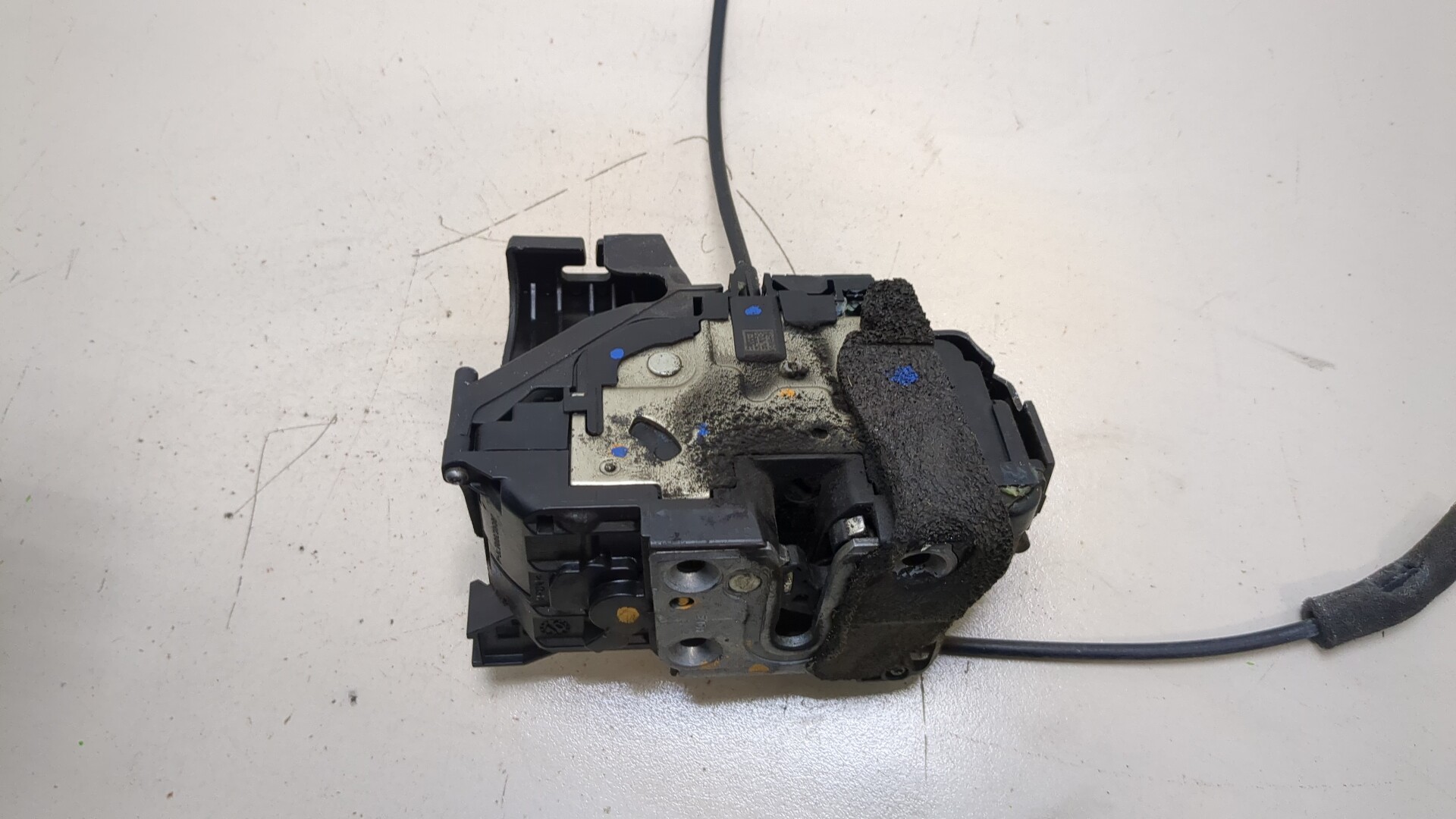 Замок двери передней правой