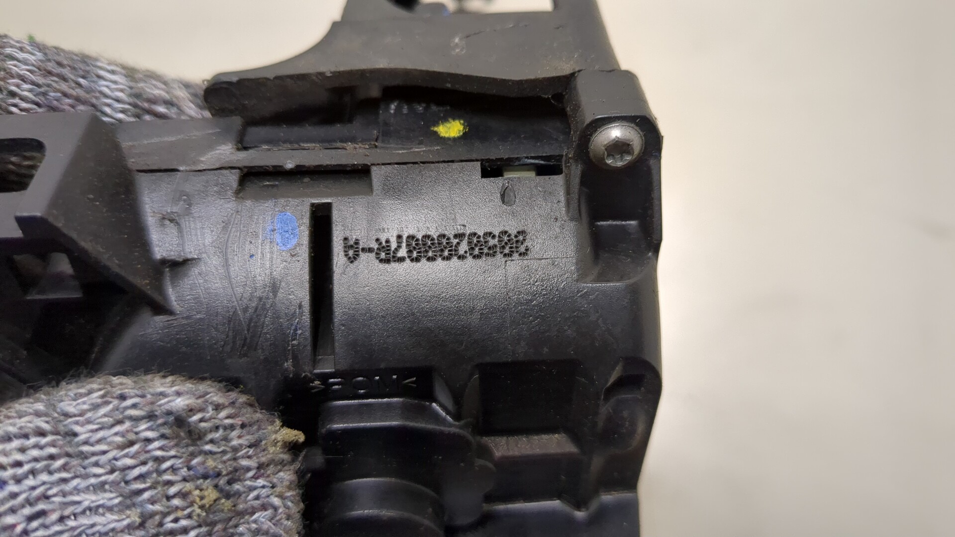 Замок двери передней правой