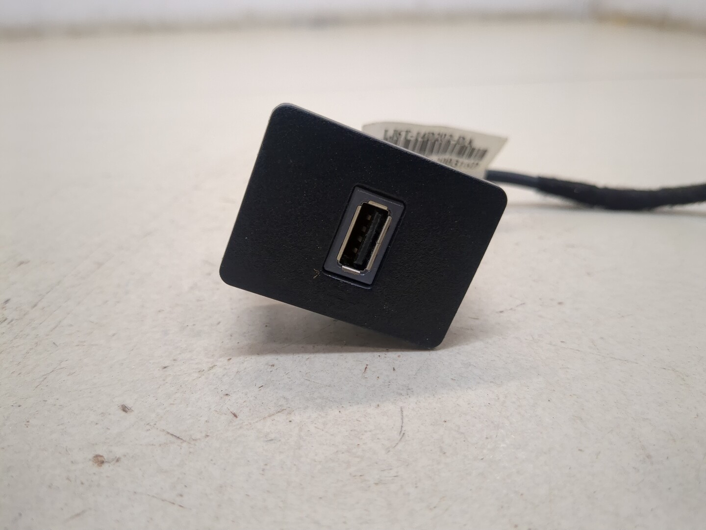 Гнездо AUX / USB IN