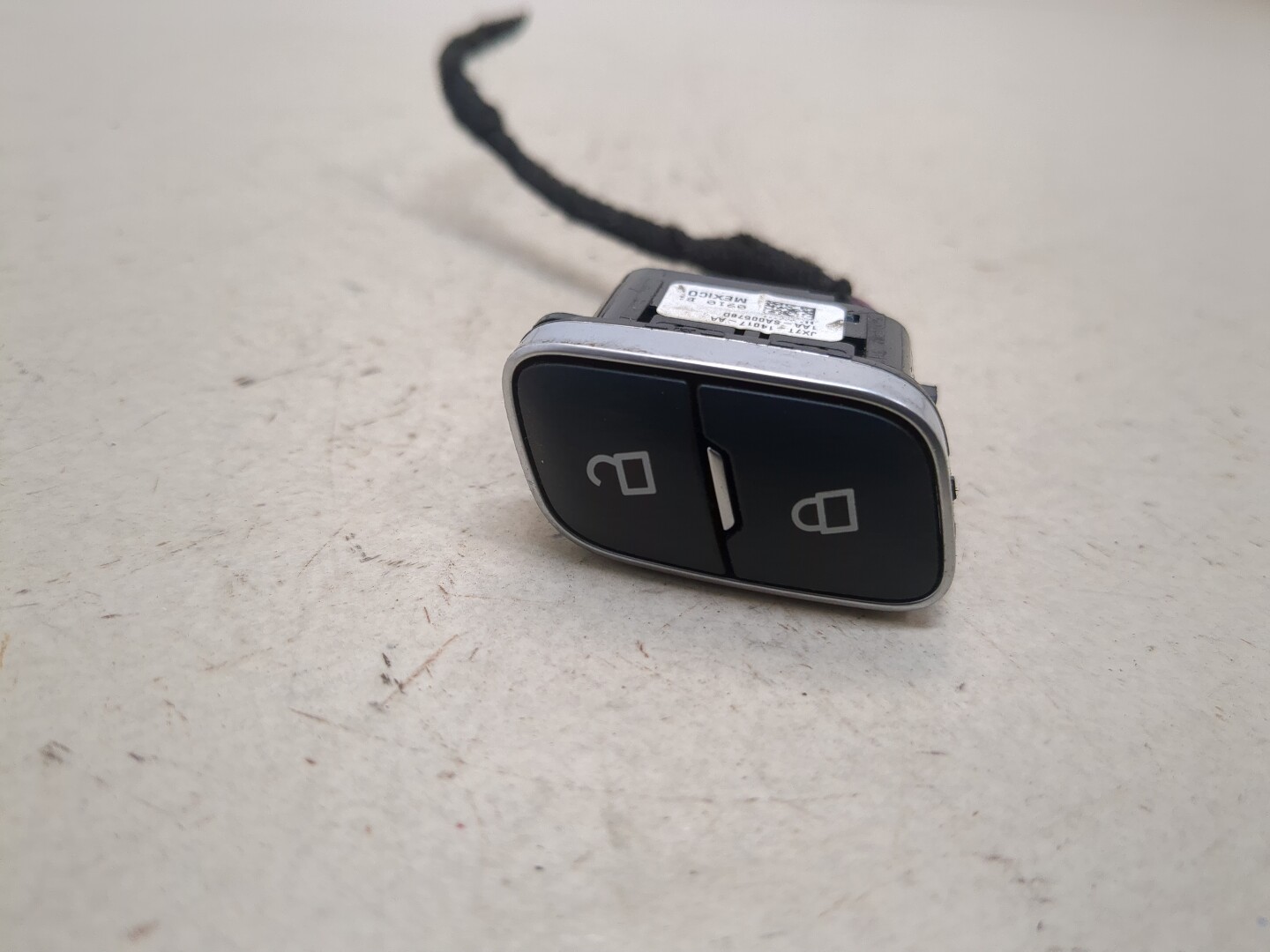 Кнопка открывания двери