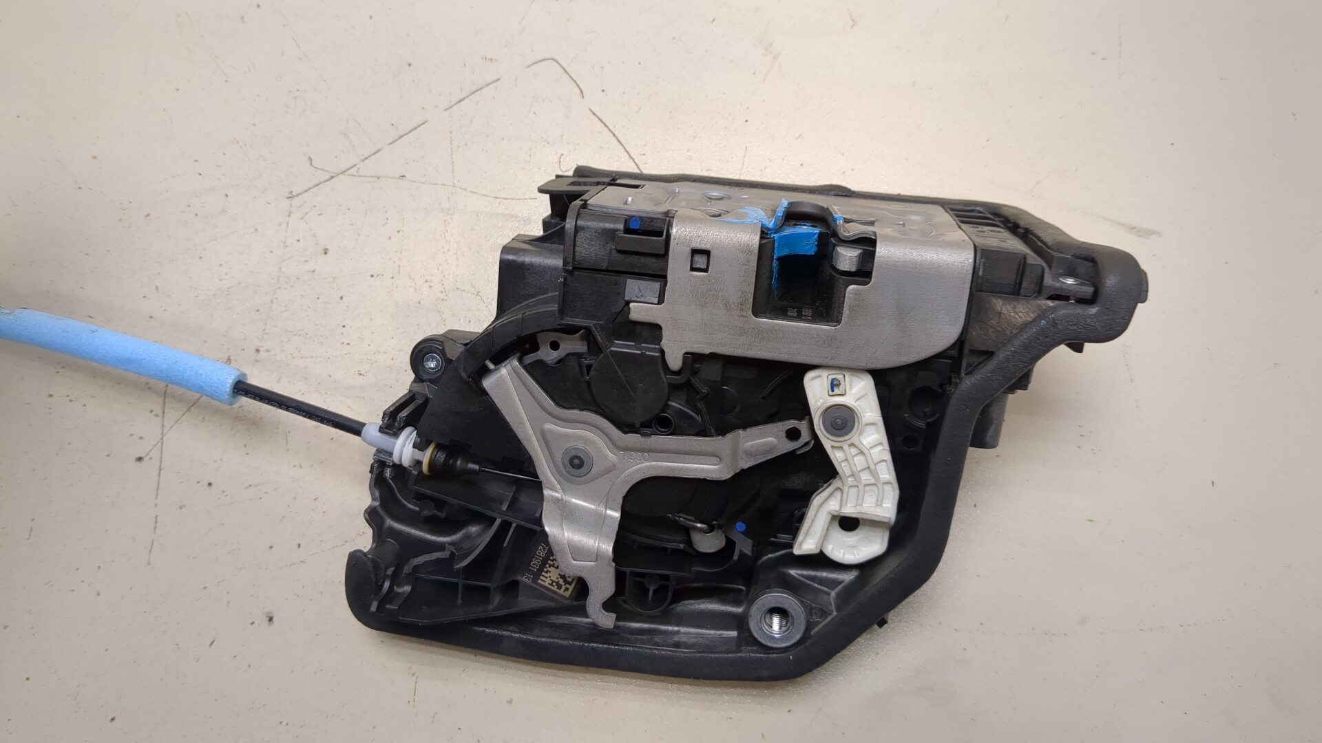 Замок двери передней левой