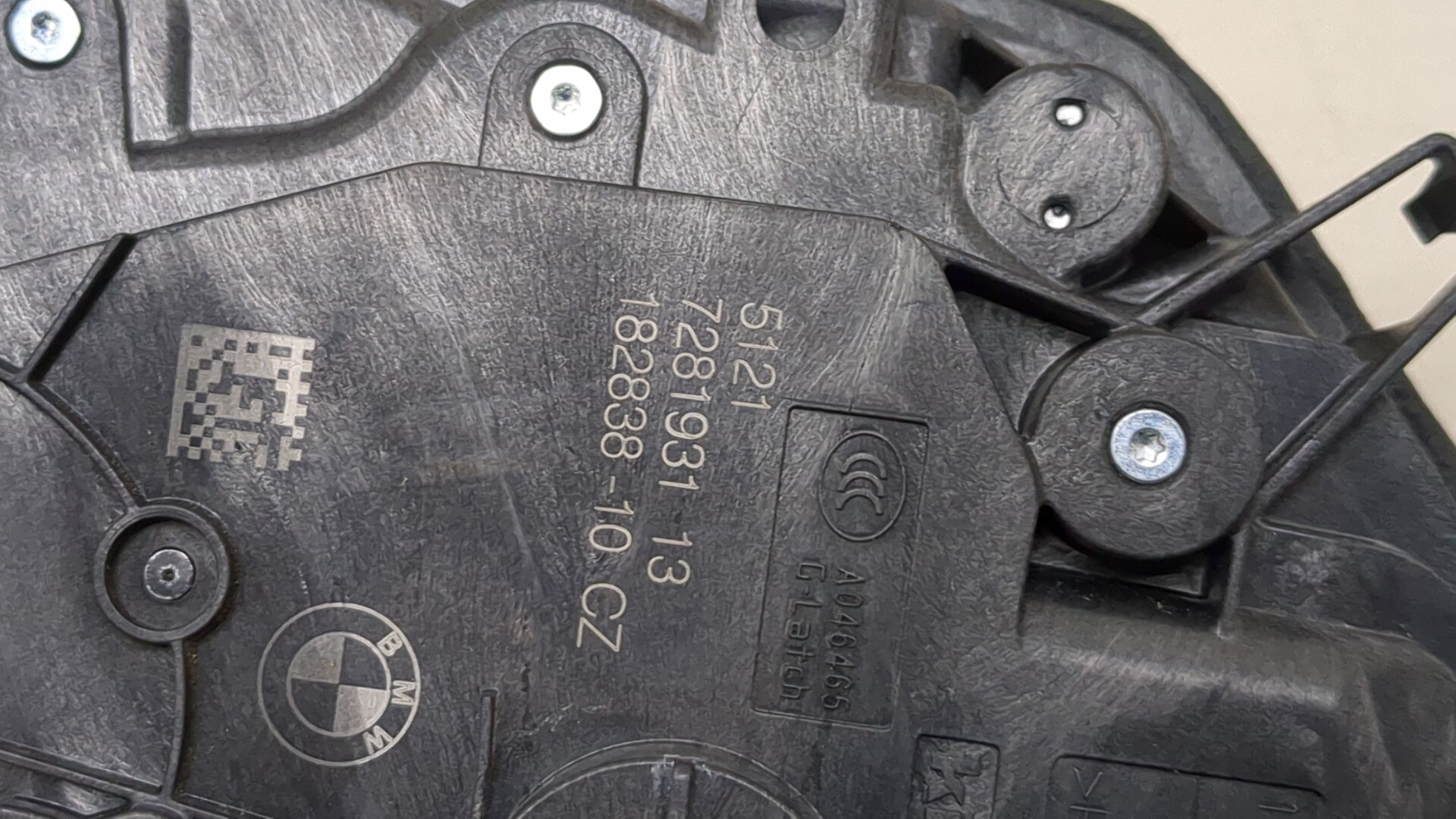 Замок двери передней левой