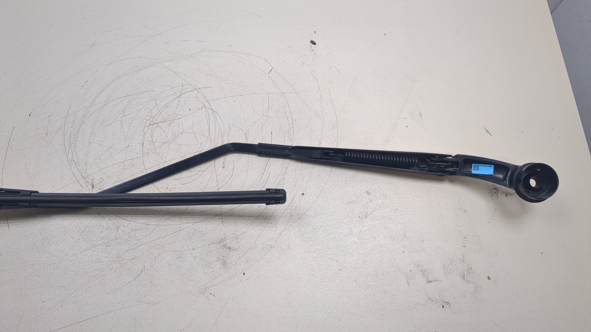 Поводок стеклоочистителя передний левый