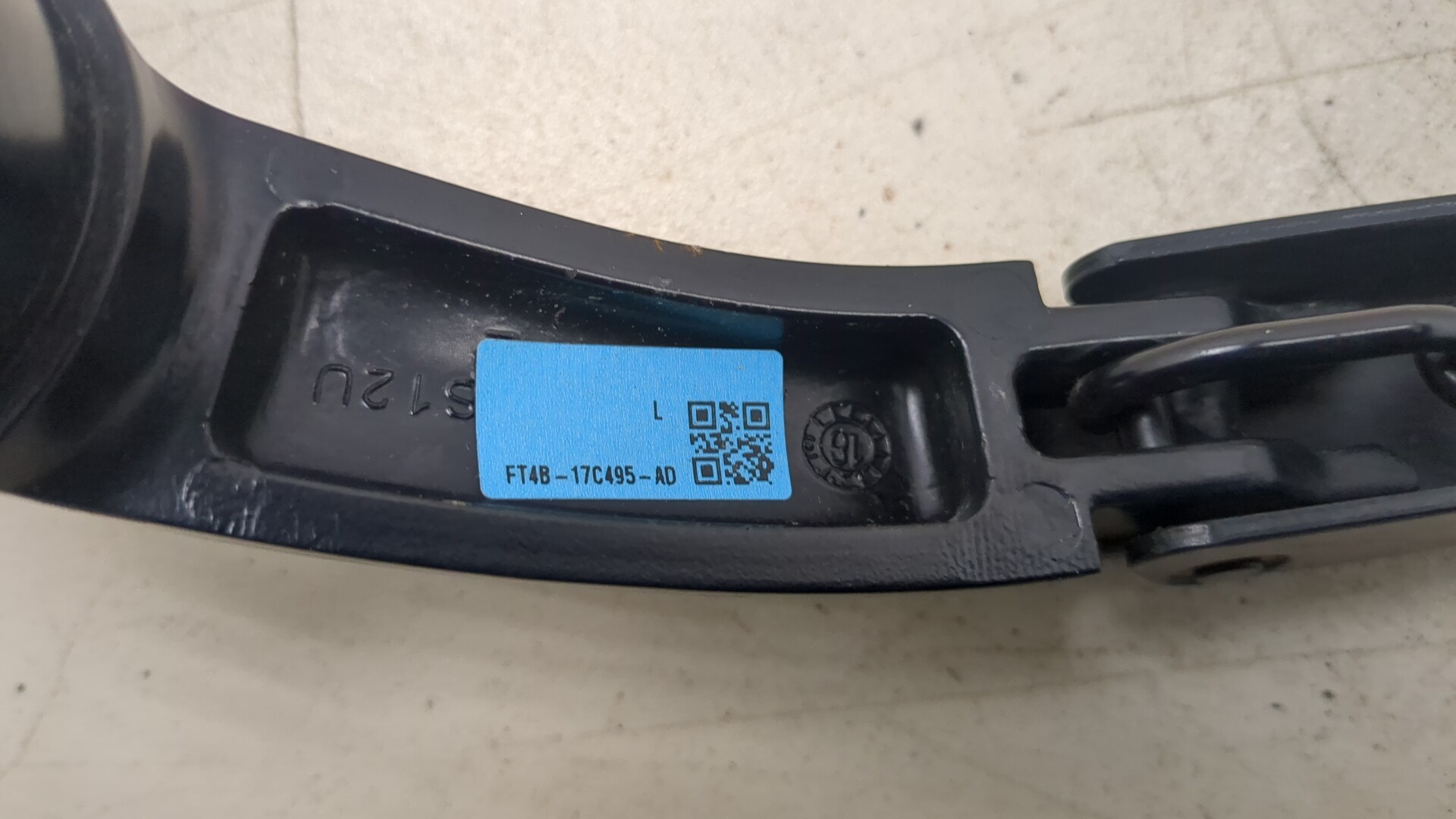 Поводок стеклоочистителя передний левый