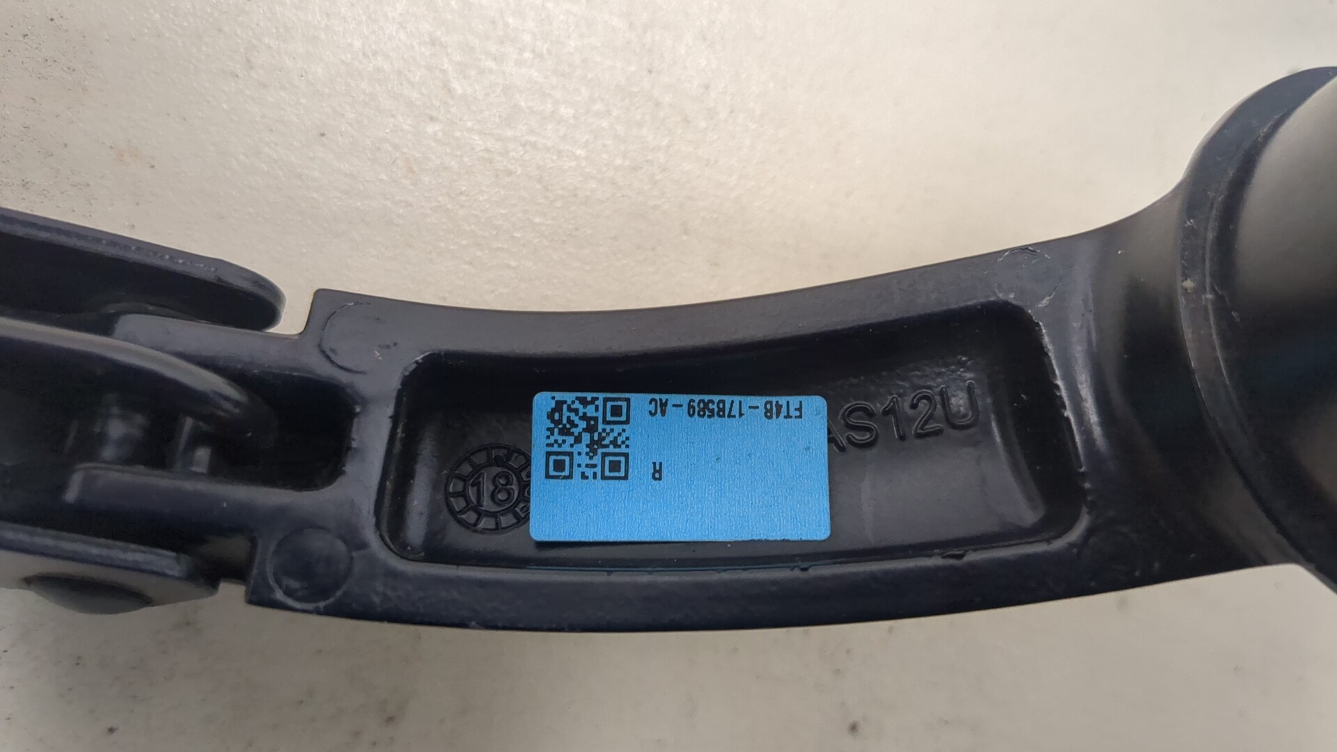 Поводок стеклоочистителя передний правый