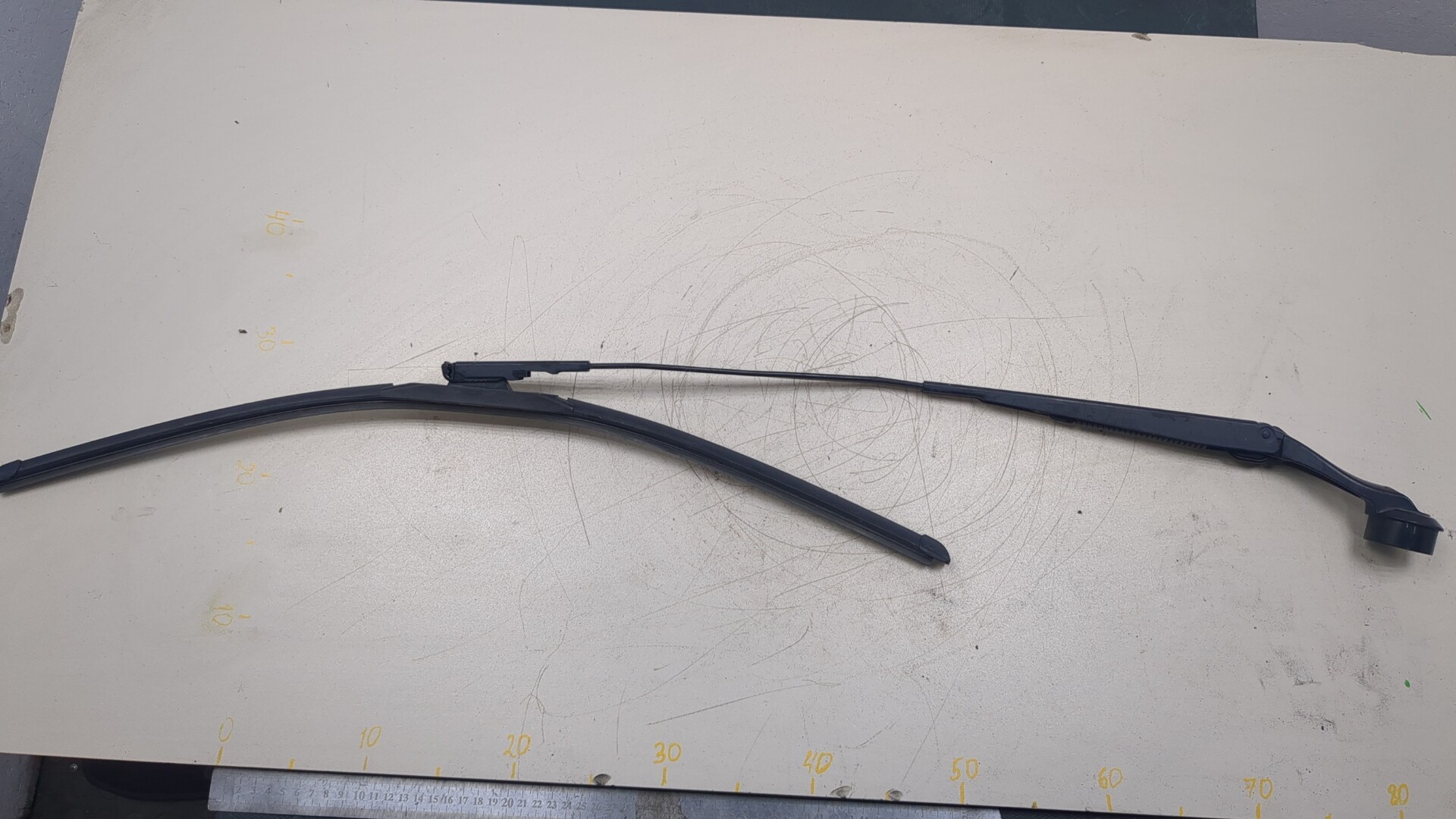 Поводок стеклоочистителя передний правый