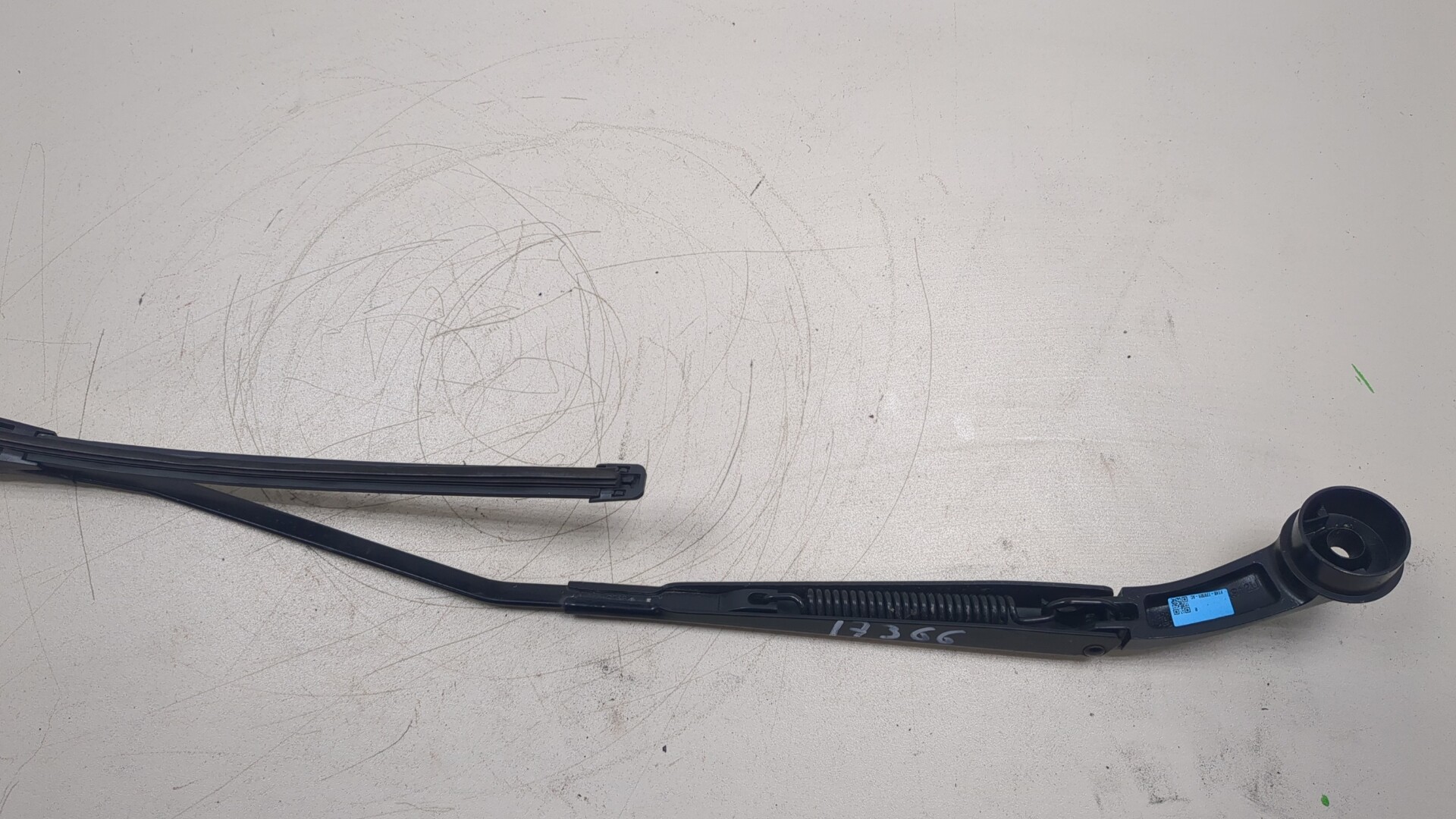 Поводок стеклоочистителя передний правый
