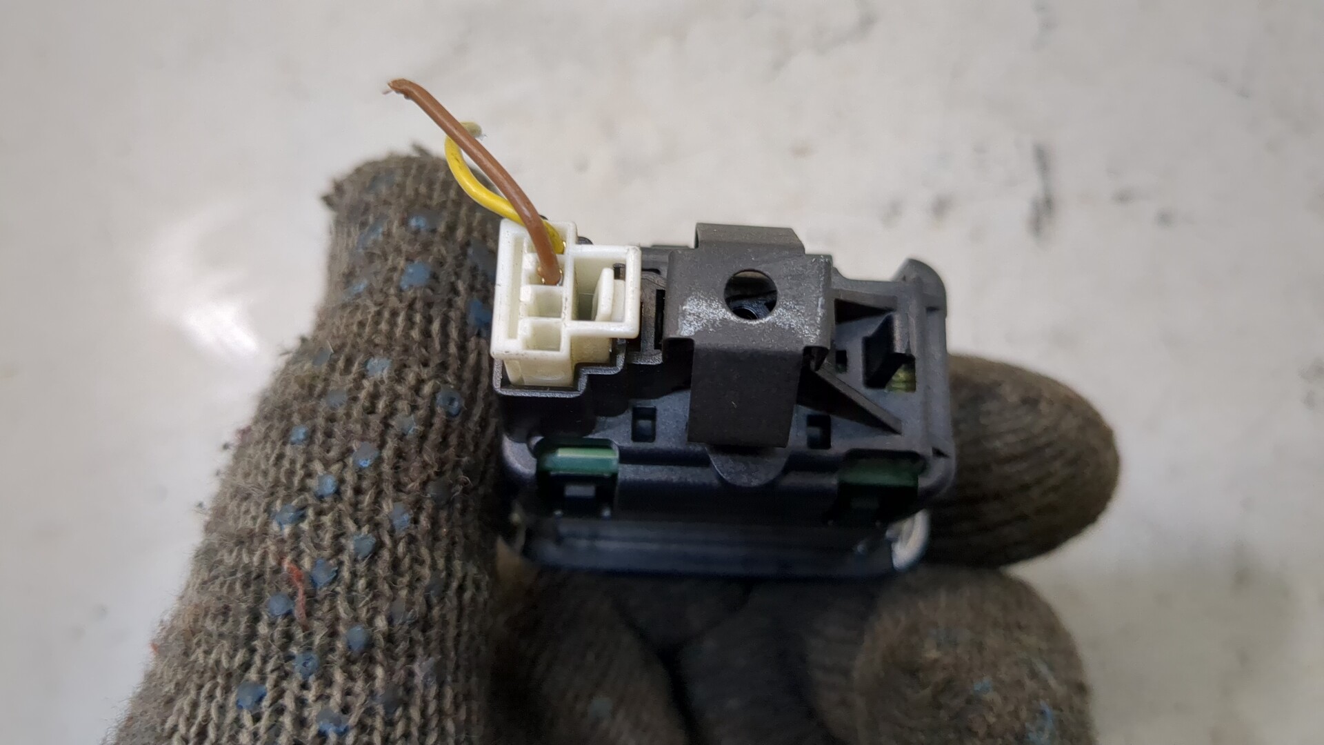 Кнопка регулировки сидения