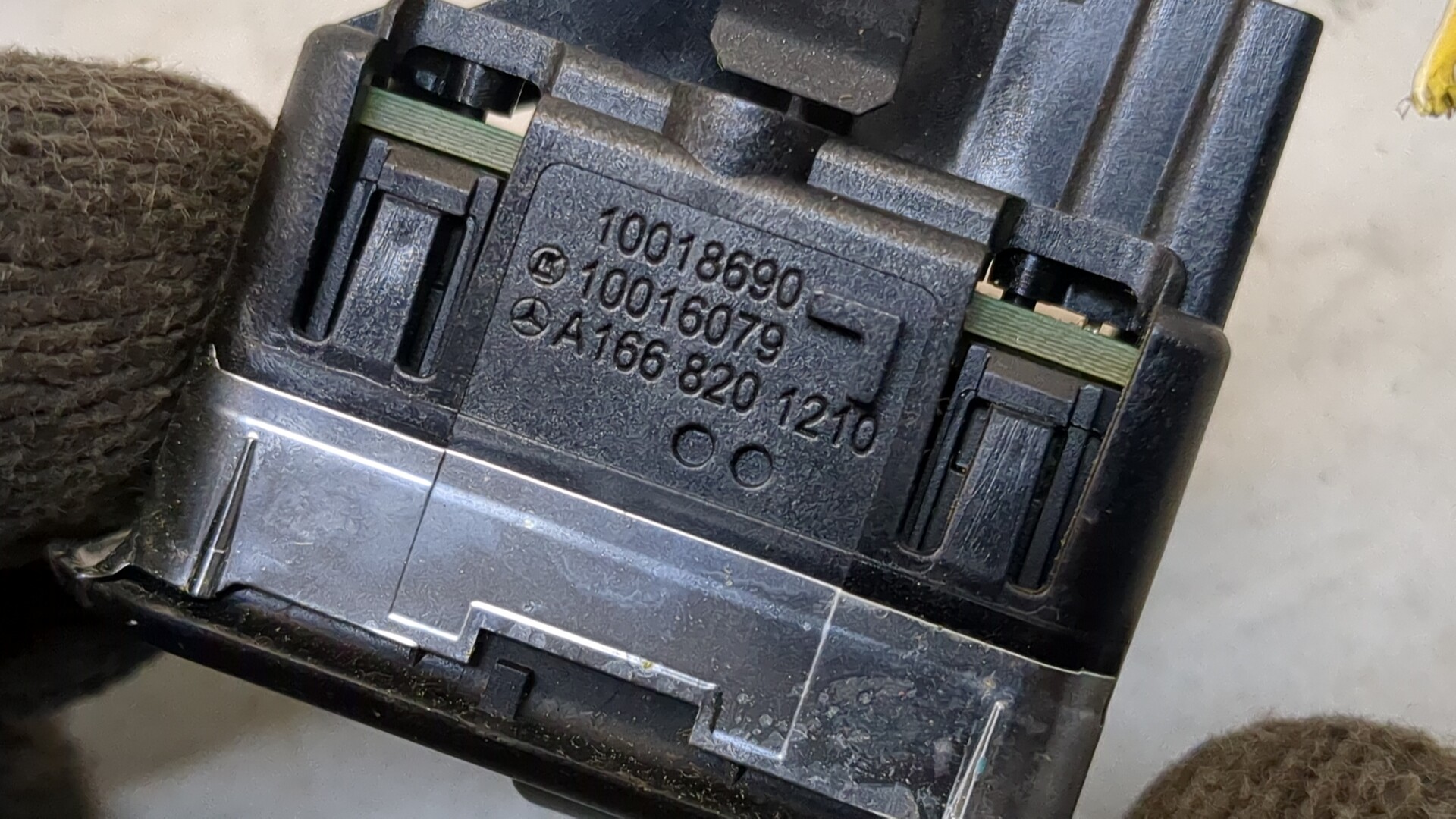 Кнопка регулировки сидения