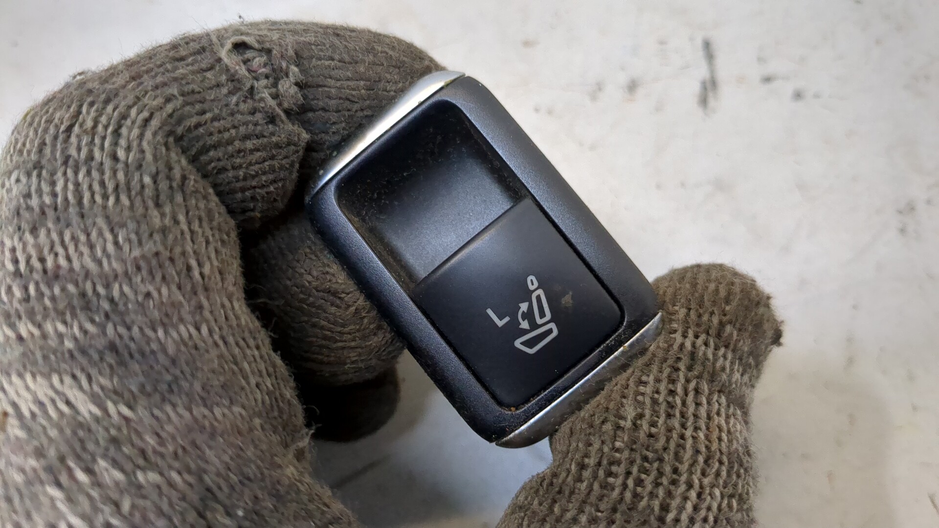 Кнопка регулировки сидения