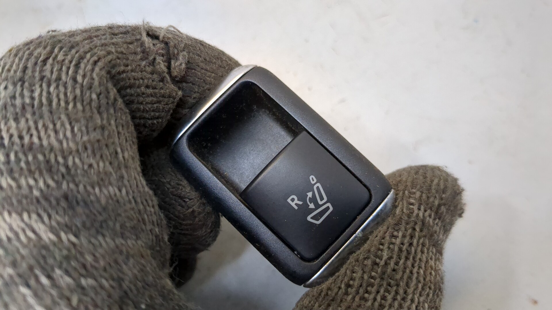 Кнопка регулировки сидения