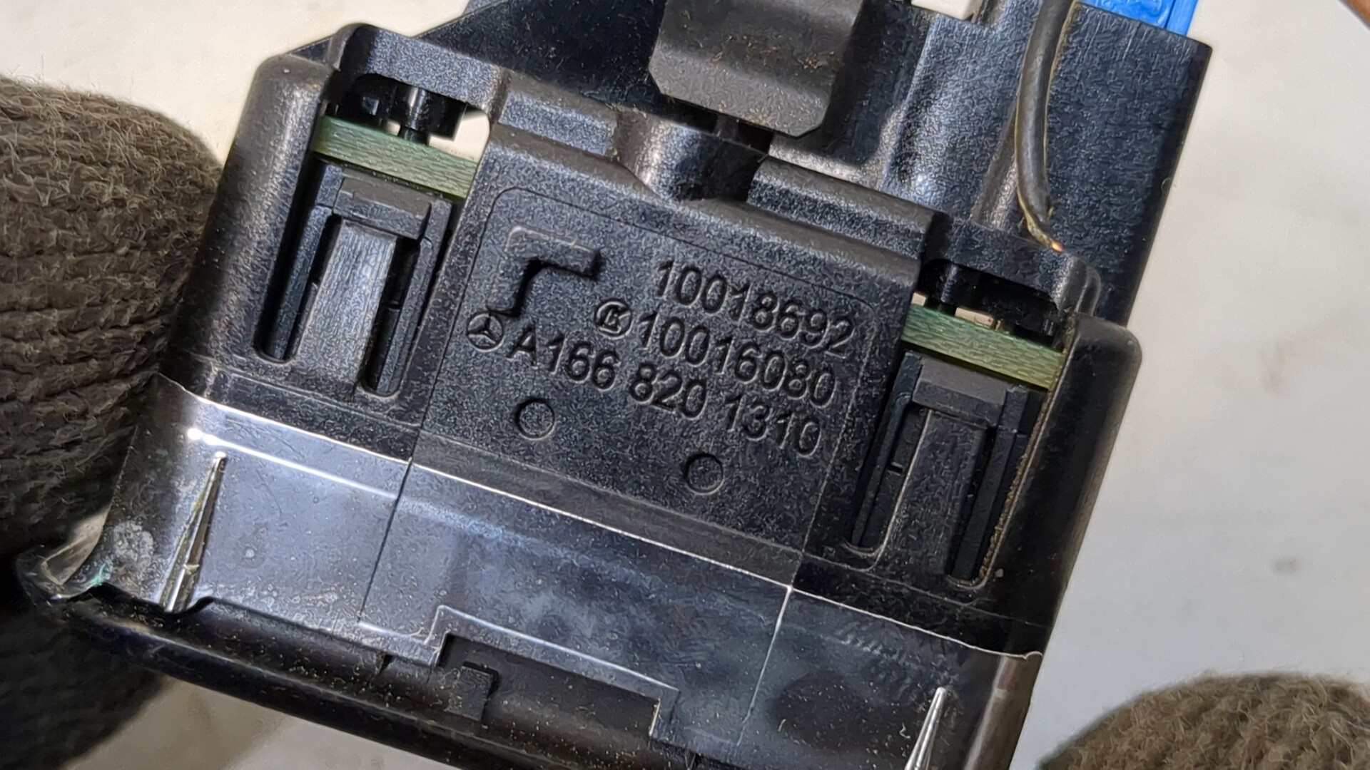 Кнопка регулировки сидения