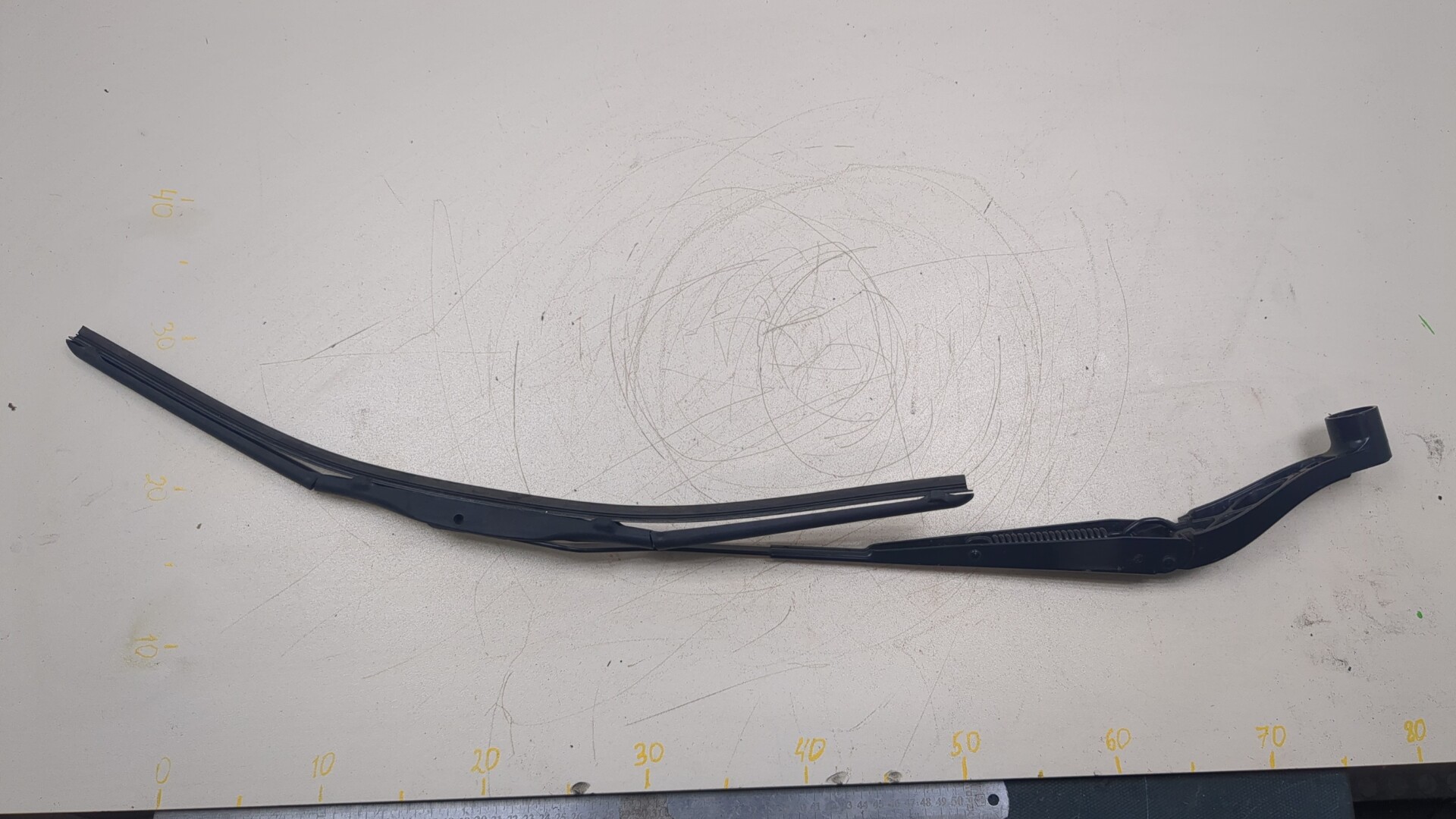 Поводок стеклоочистителя передний левый