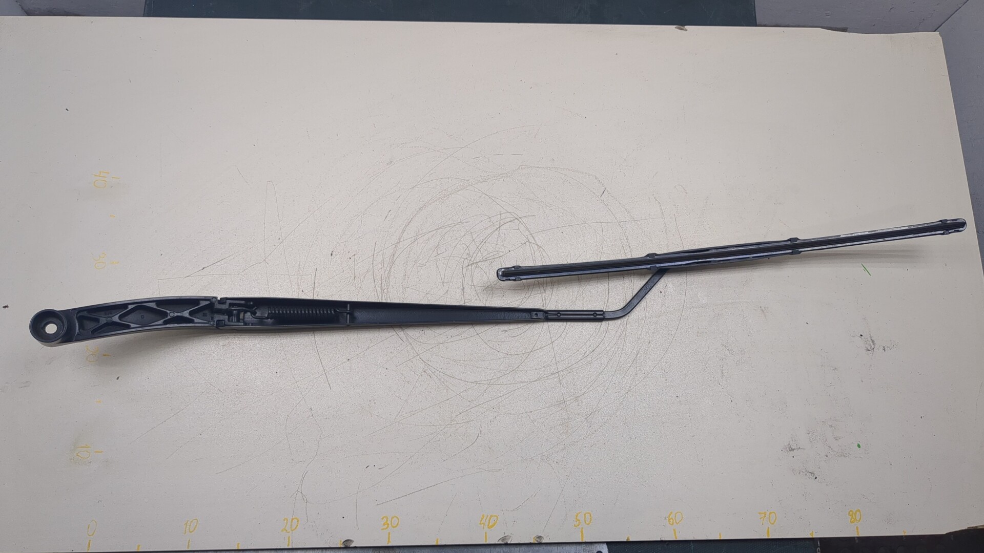 Поводок стеклоочистителя передний правый