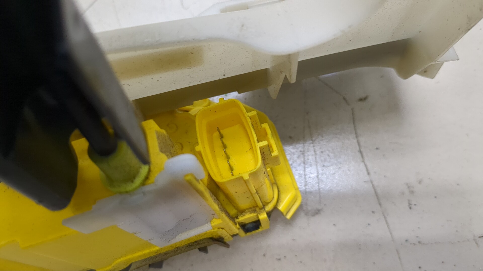 Замок двери передней правой