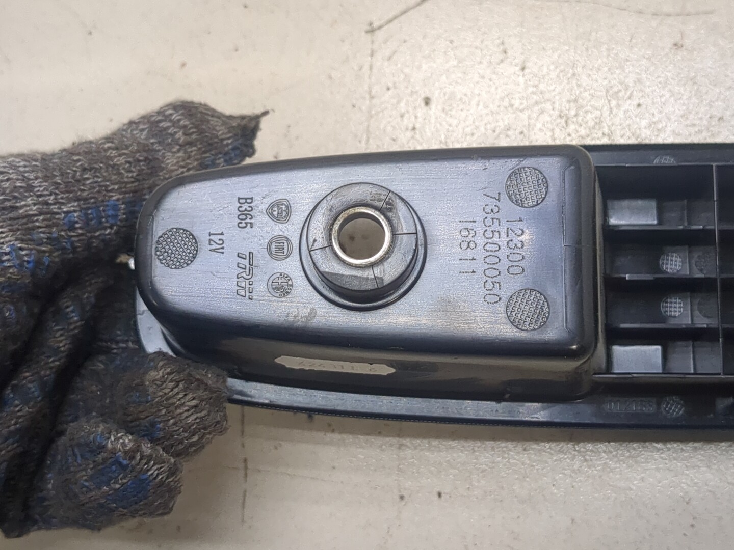 Кнопка стеклоподъемника