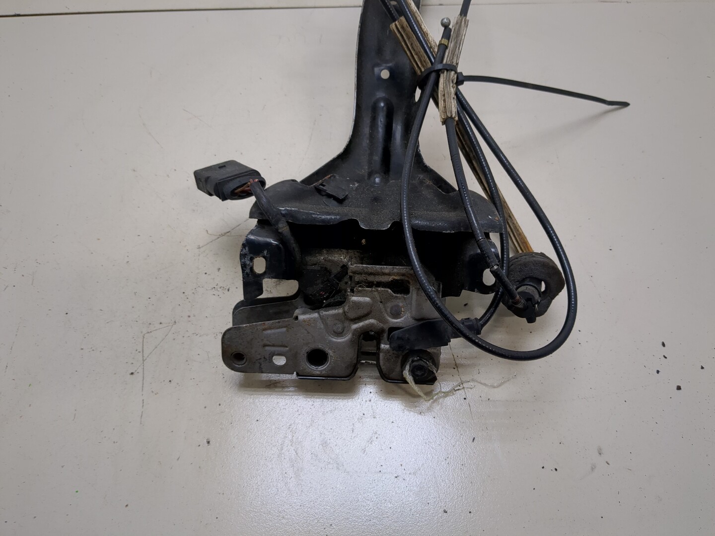 Замок капота