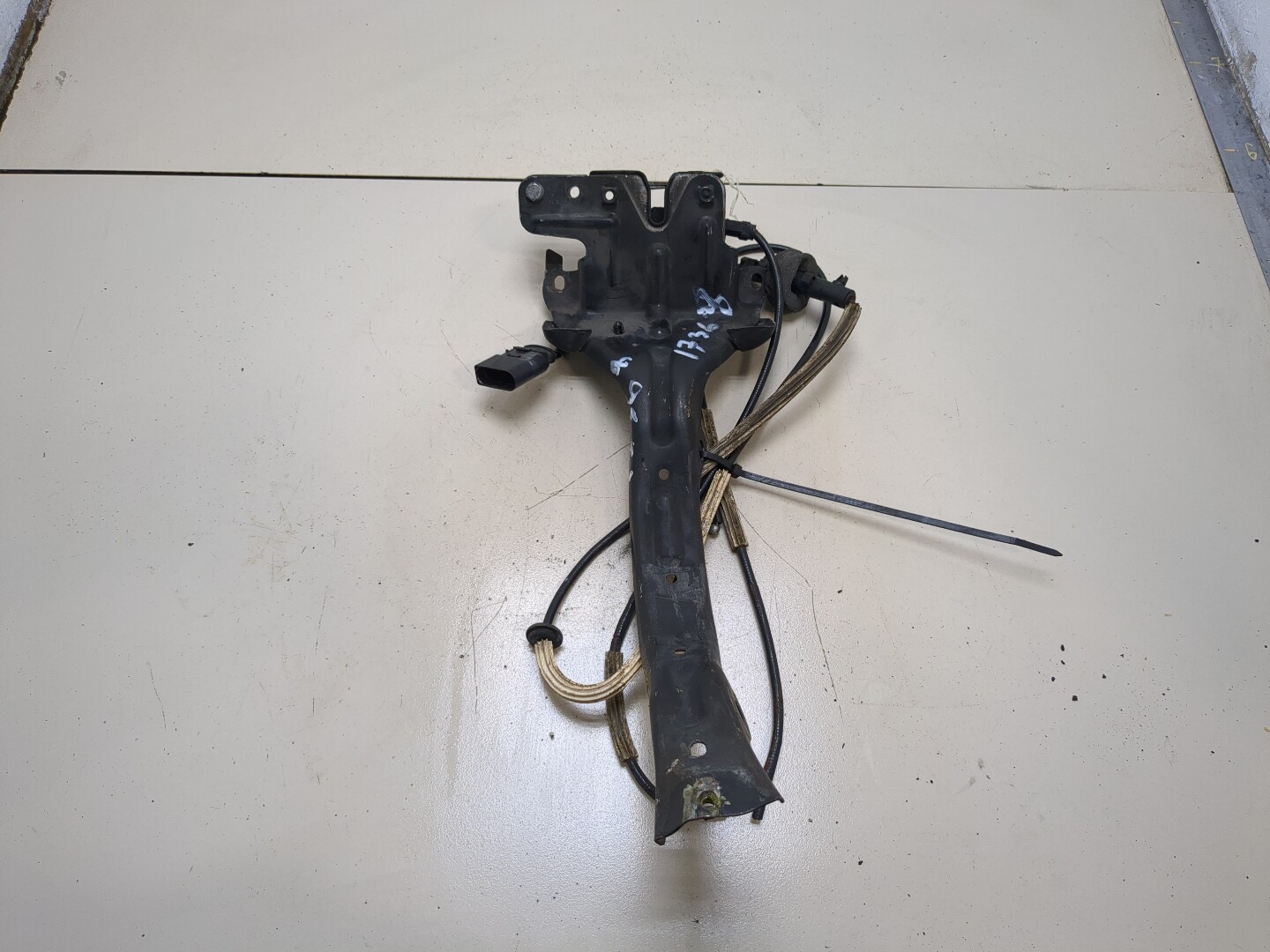 Замок капота