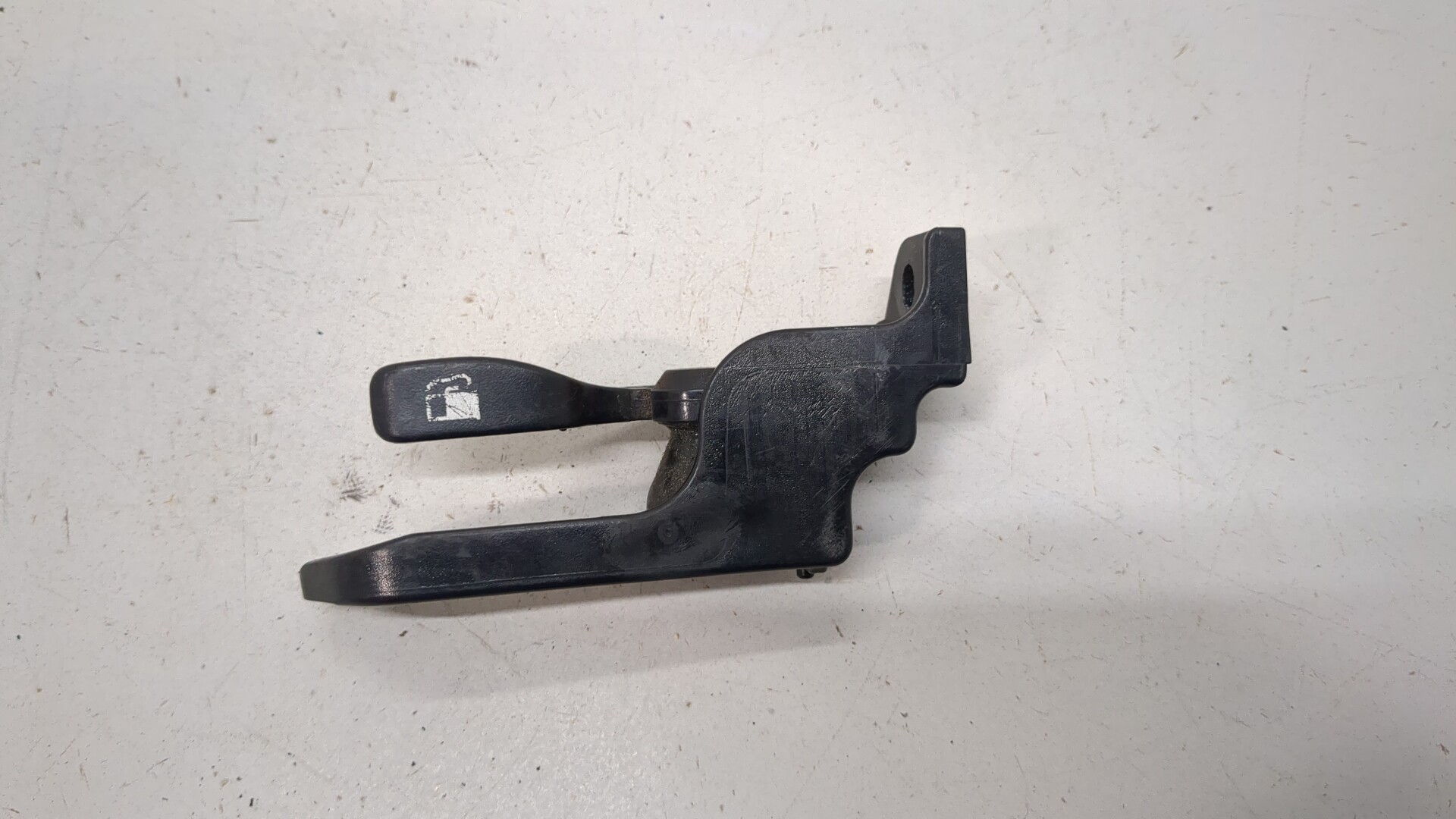 Ручка открывания лючка бензобака