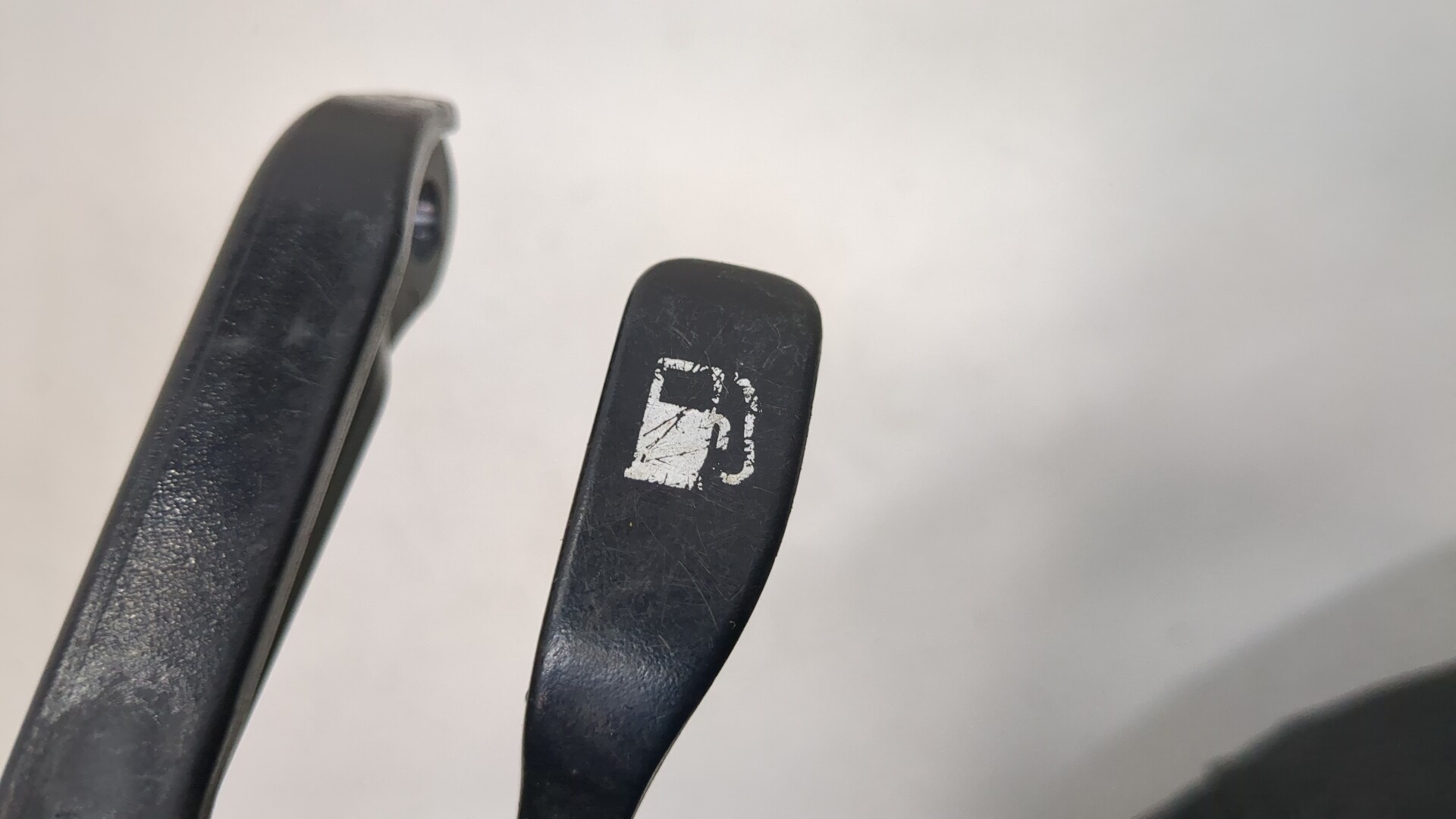 Ручка открывания лючка бензобака