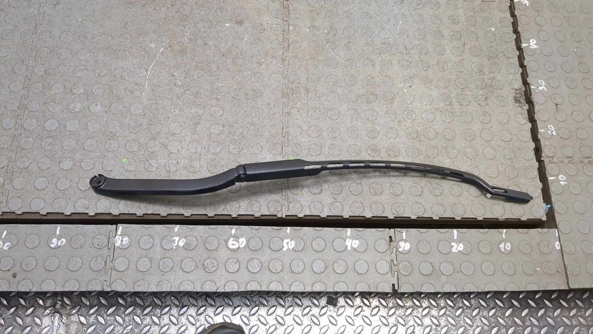 Поводок стеклоочистителя передний правый