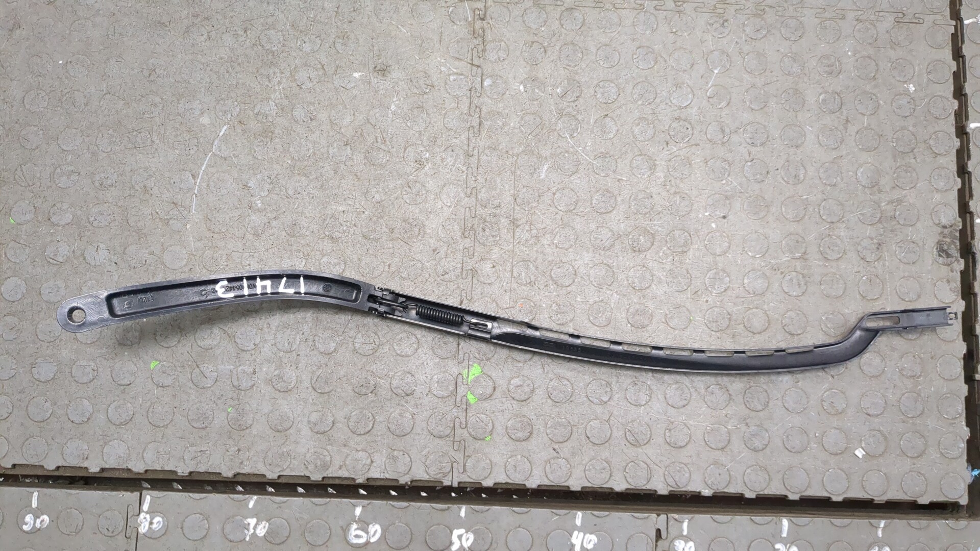 Поводок стеклоочистителя передний правый