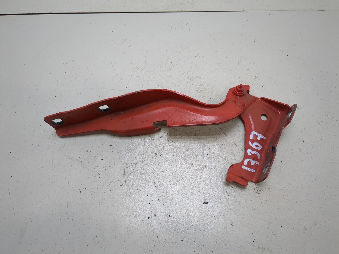 Петля капота правая