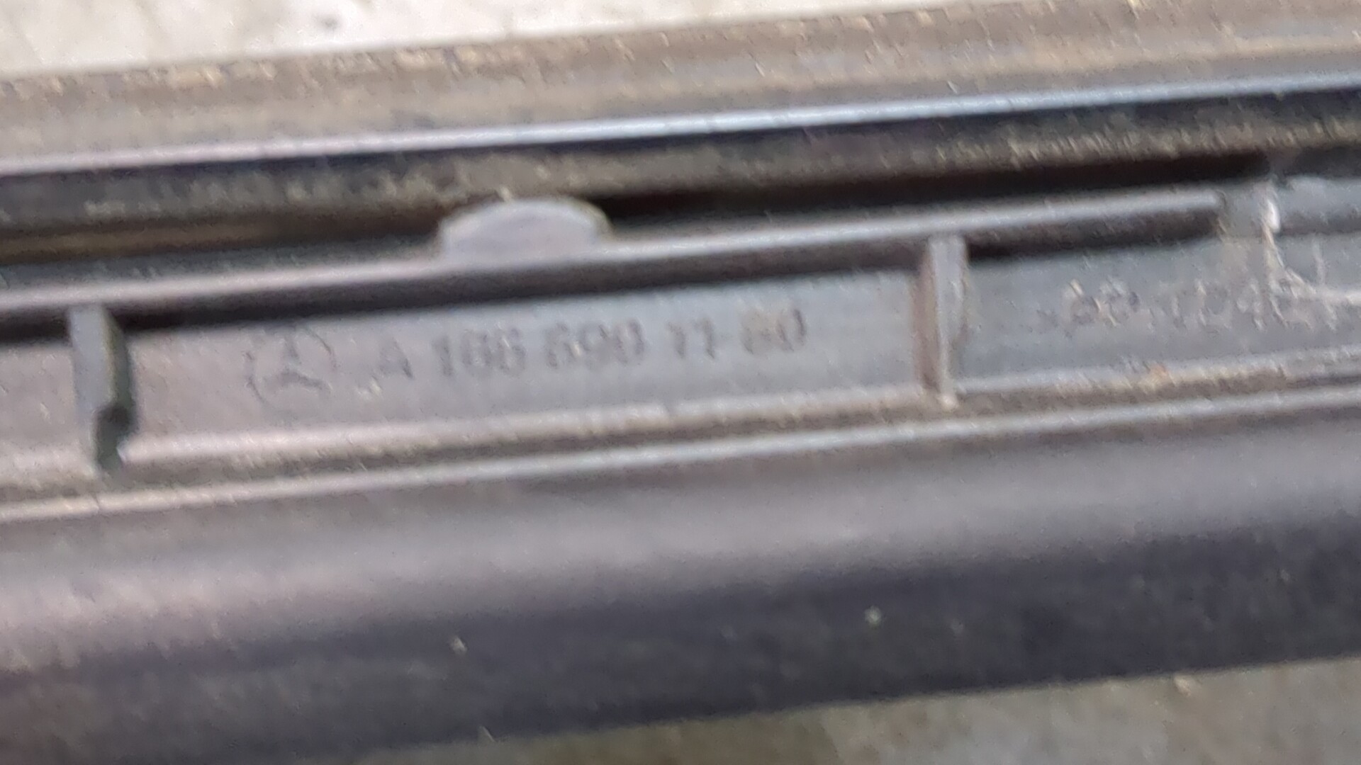 Молдинг лобового стекла