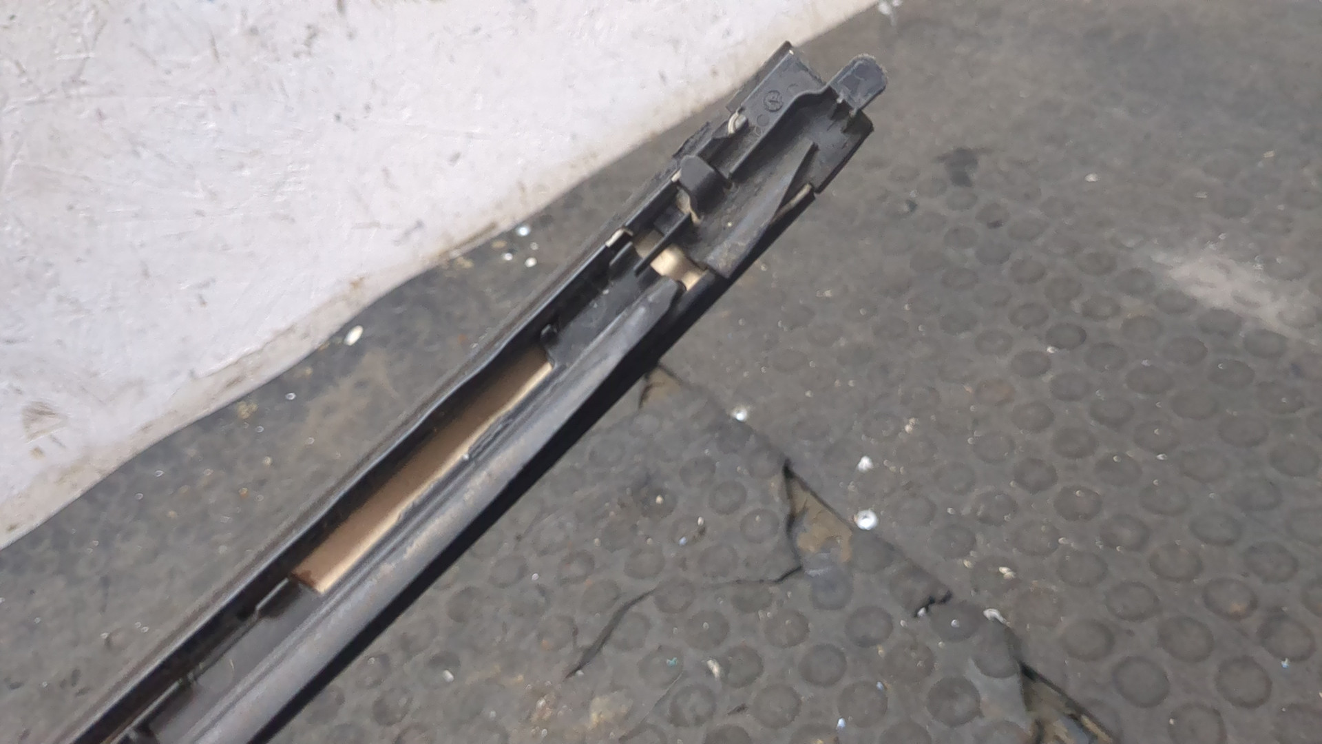 Молдинг лобового стекла