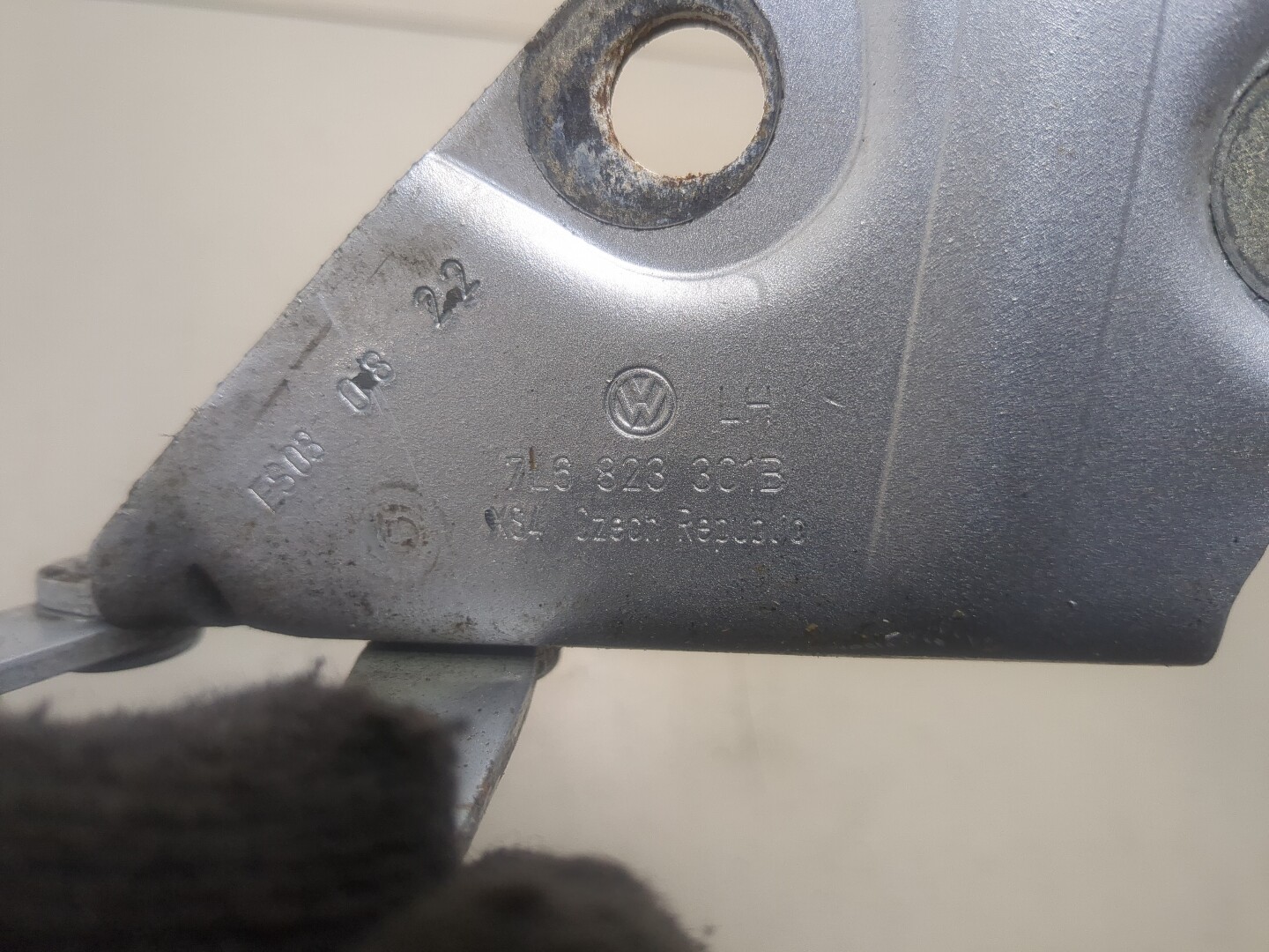 Петля капота левая