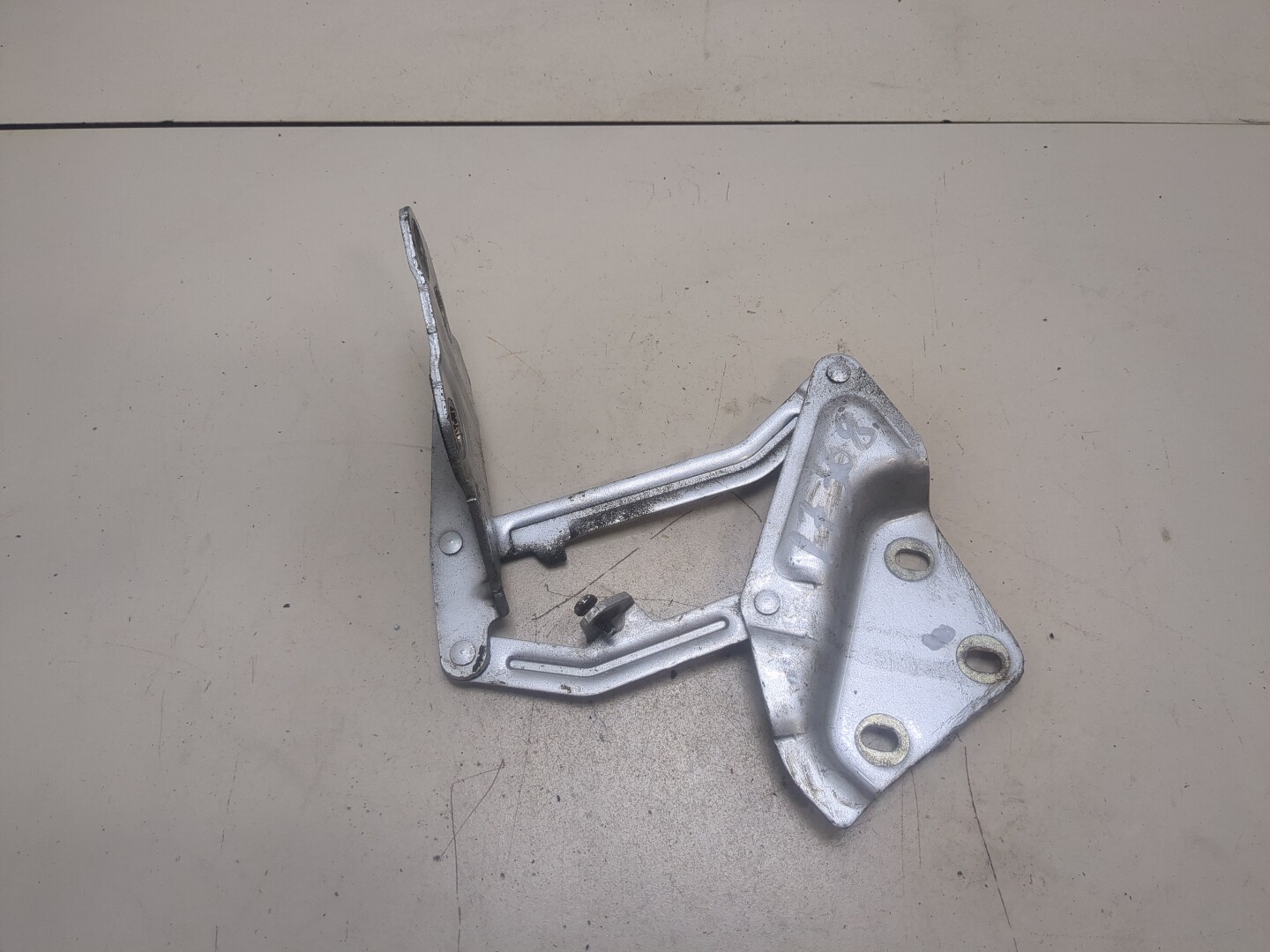 Петля капота левая