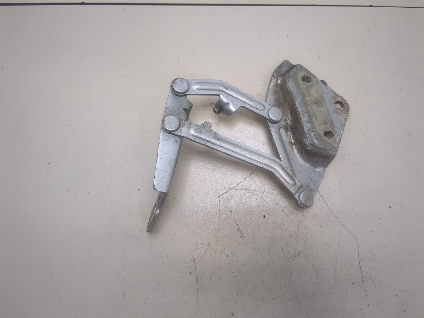 Петля капота левая