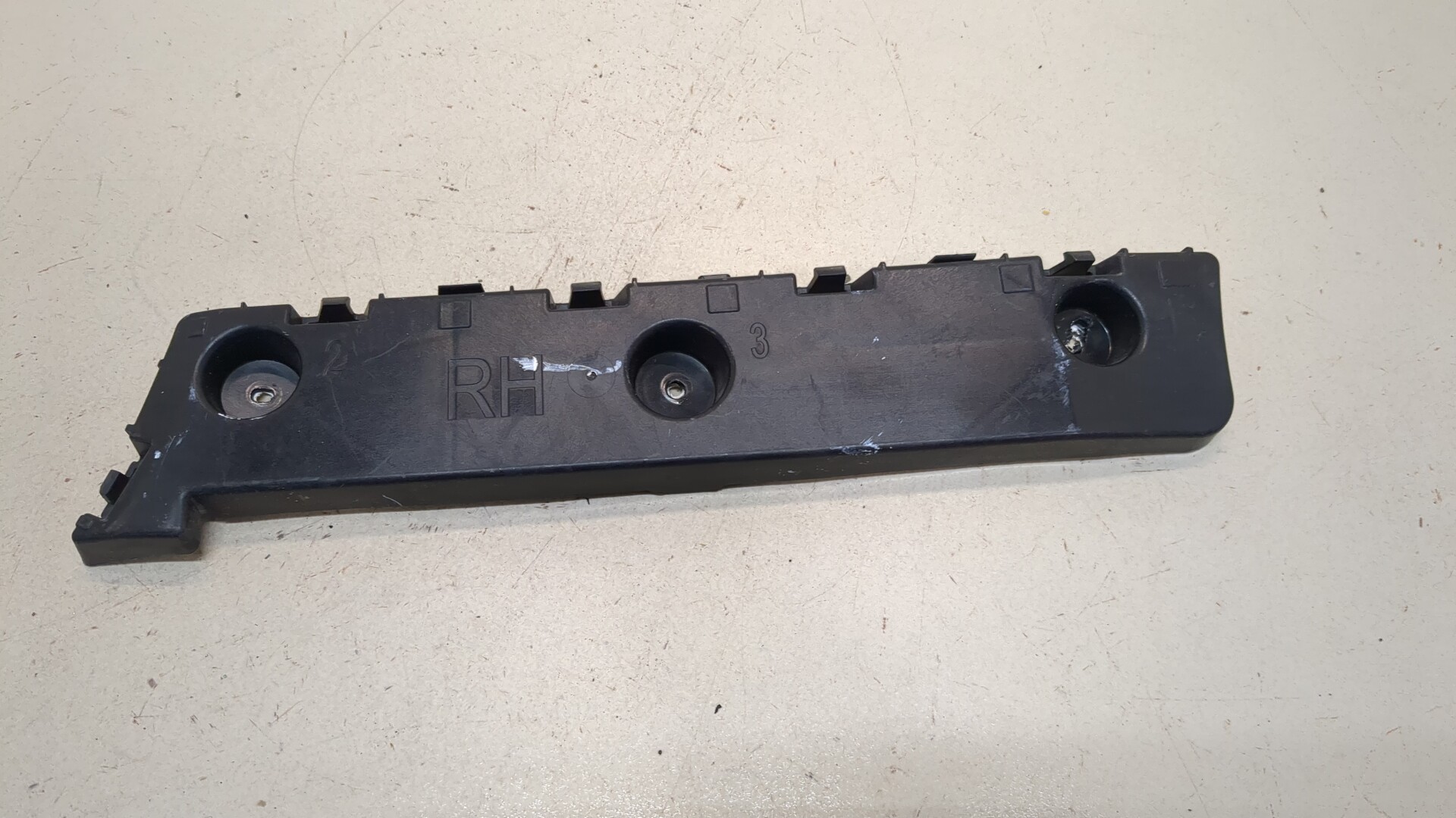 Кронштейн заднего бампера правый