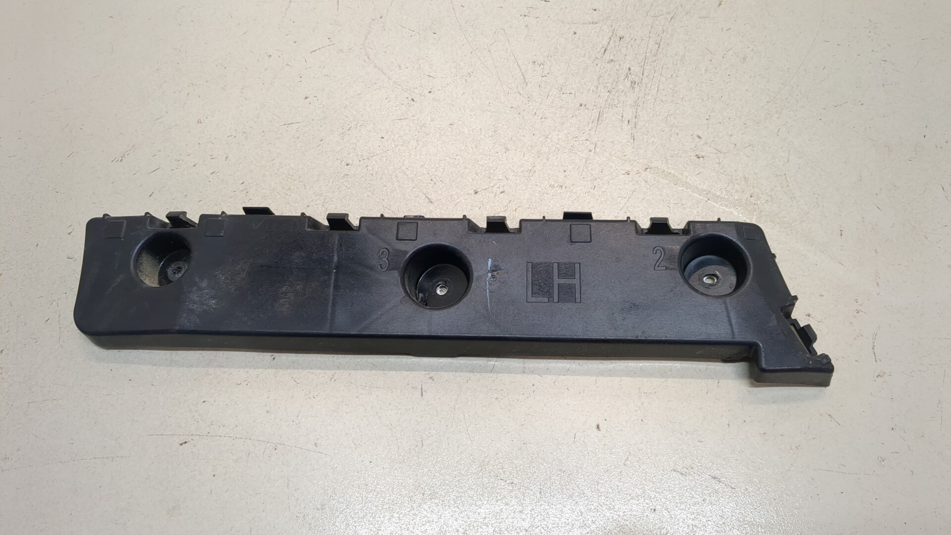 Кронштейн заднего бампера левый