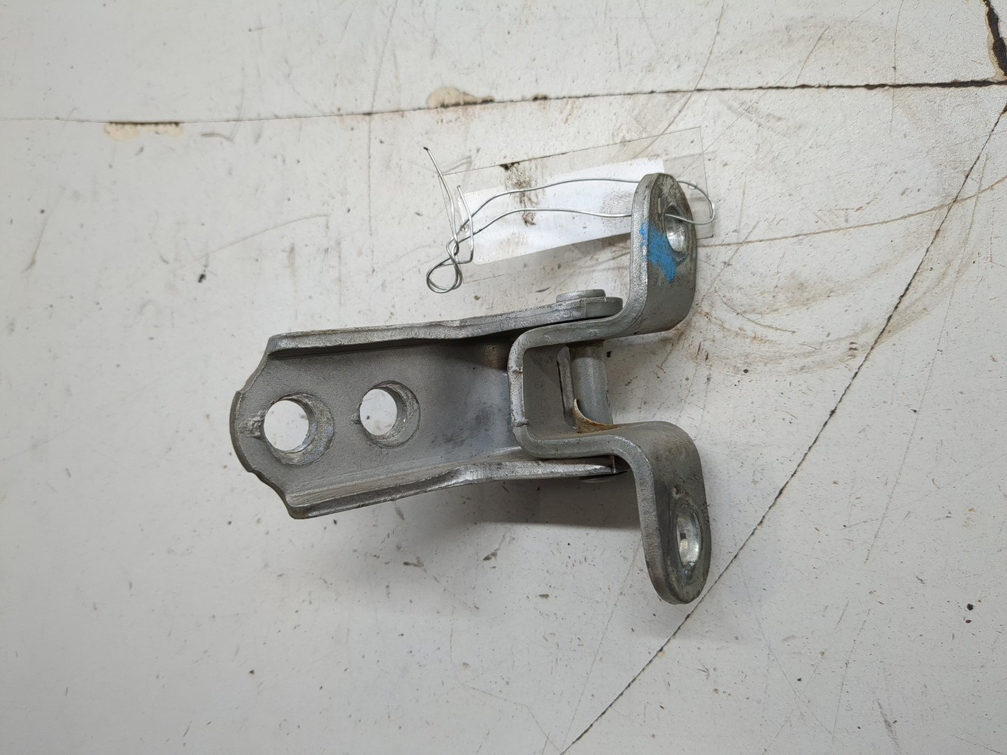 Петля двери