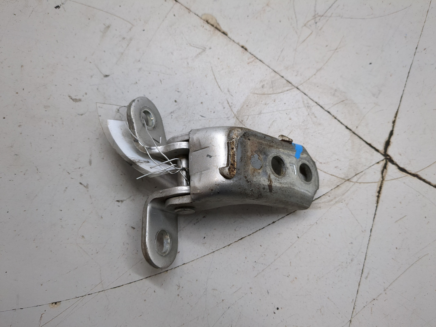 Петля двери