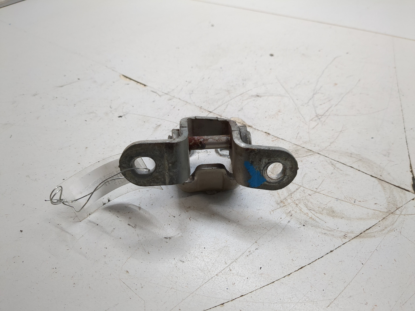 Петля двери