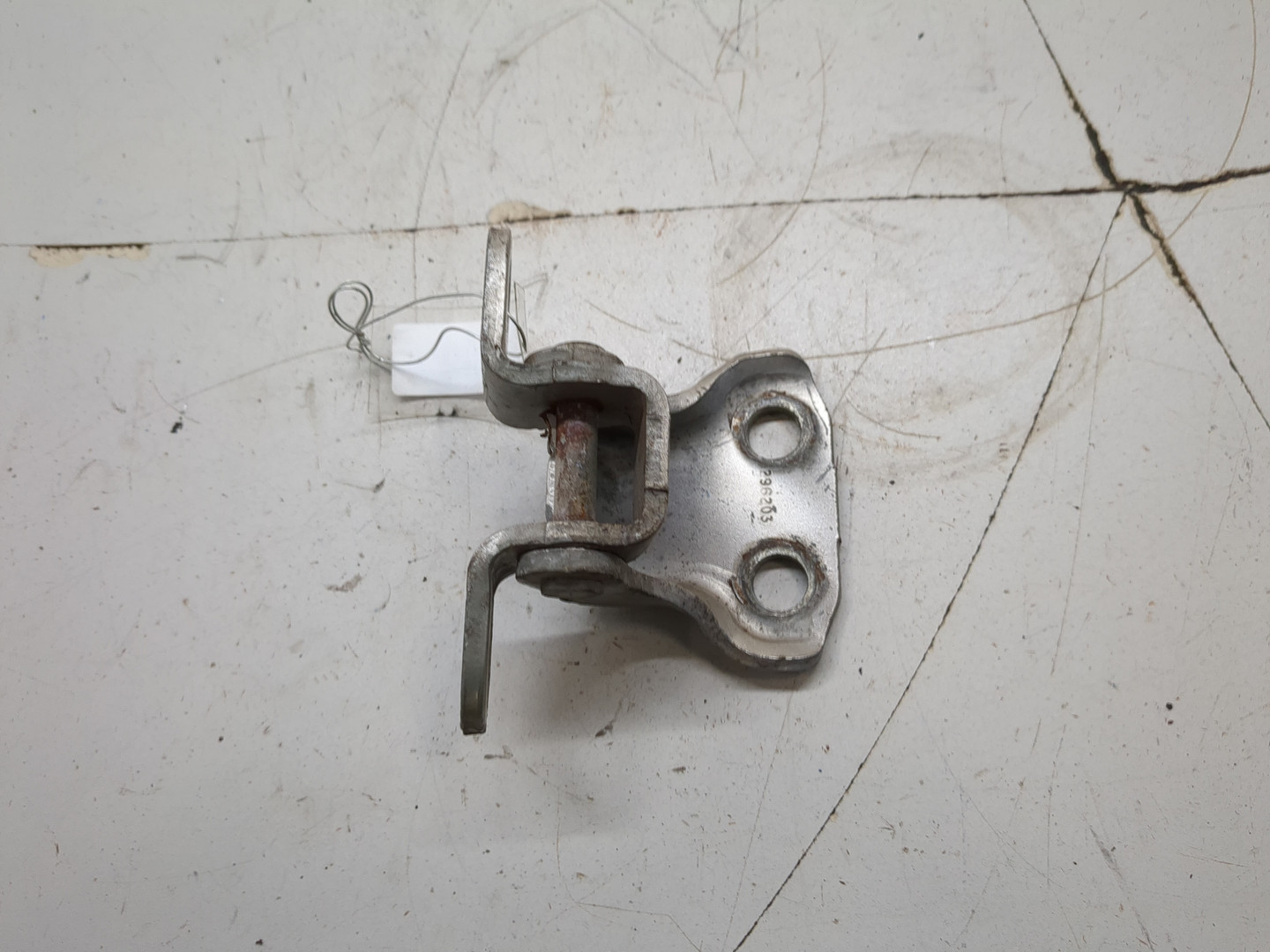 Петля двери