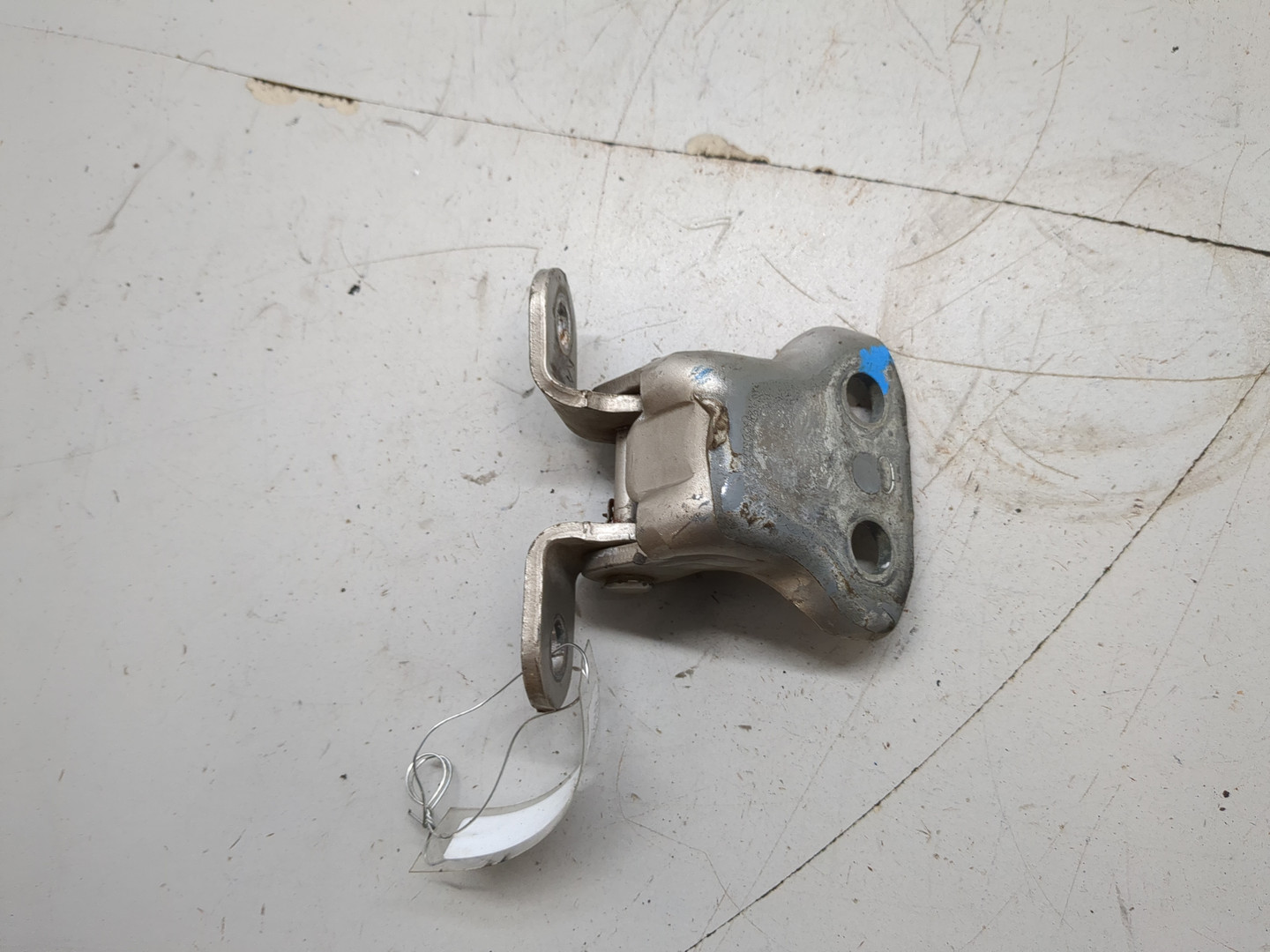 Петля двери