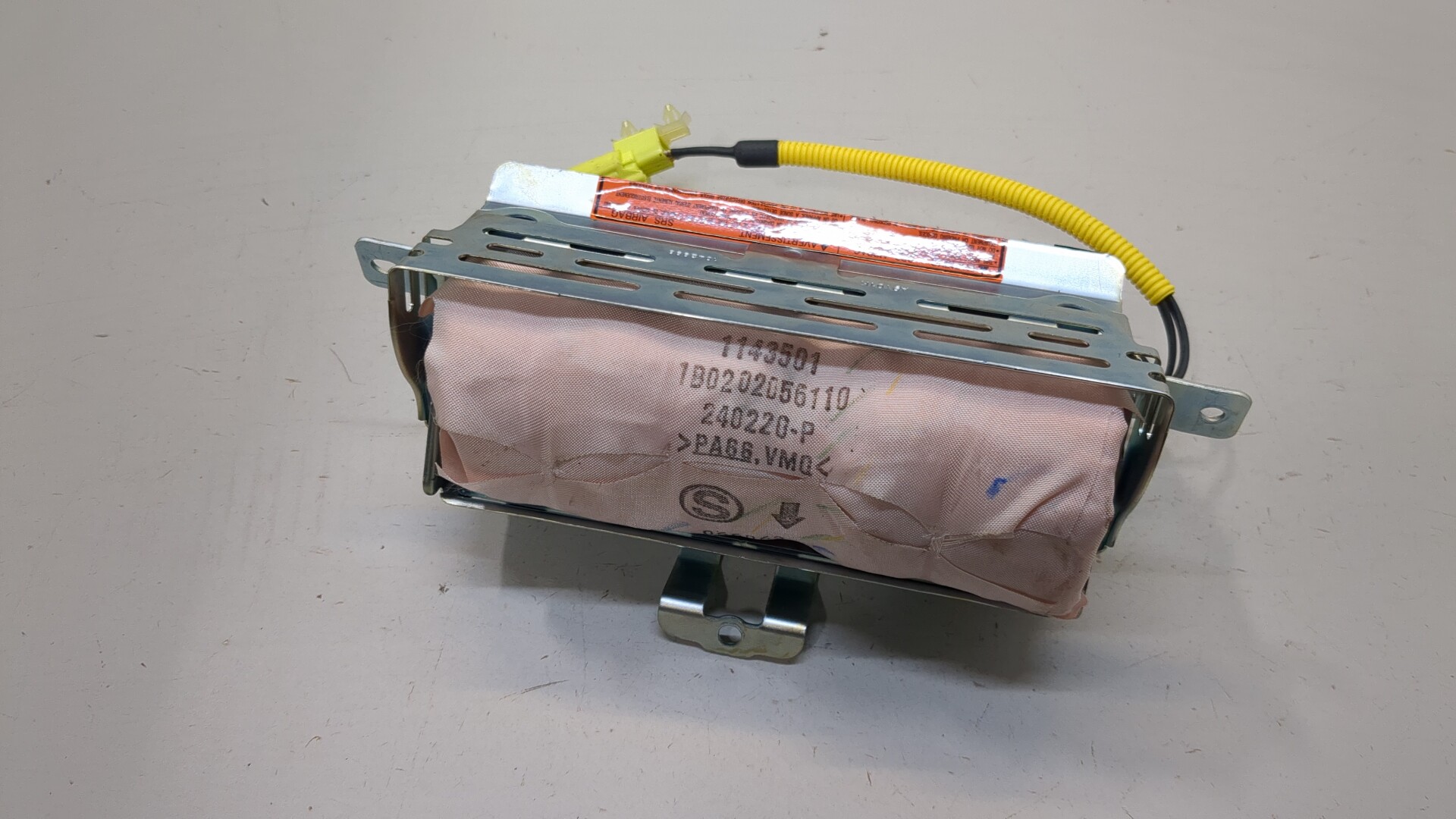 Подушка безопасности пассажирская (в торпедо)