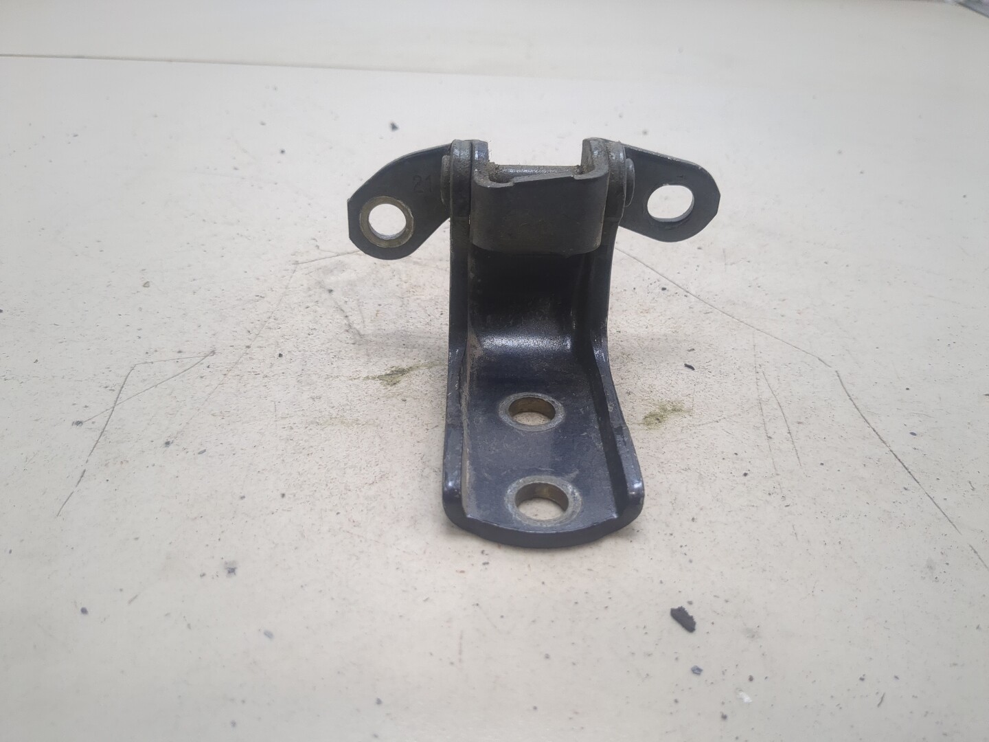 Петля двери