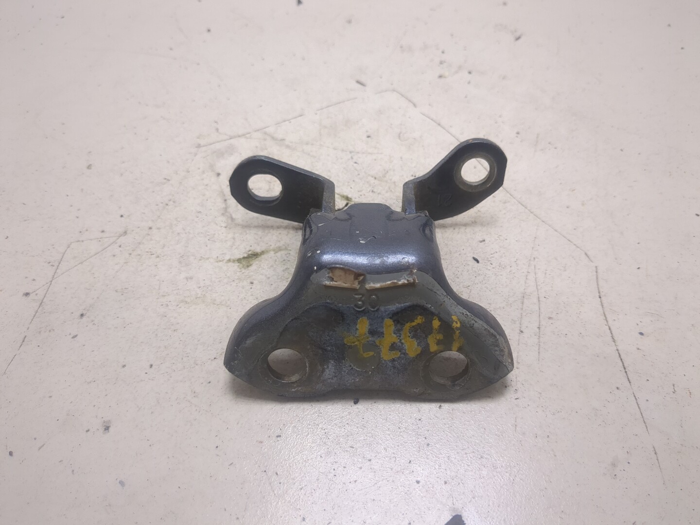 Петля двери