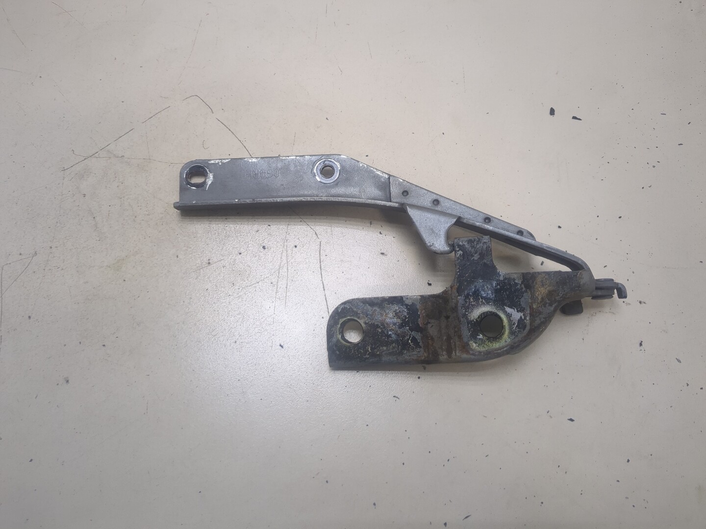 Петля капота правая