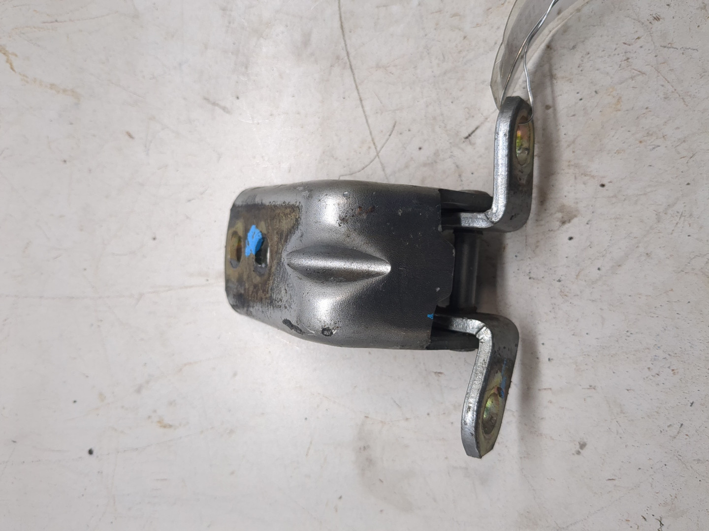 Петля двери