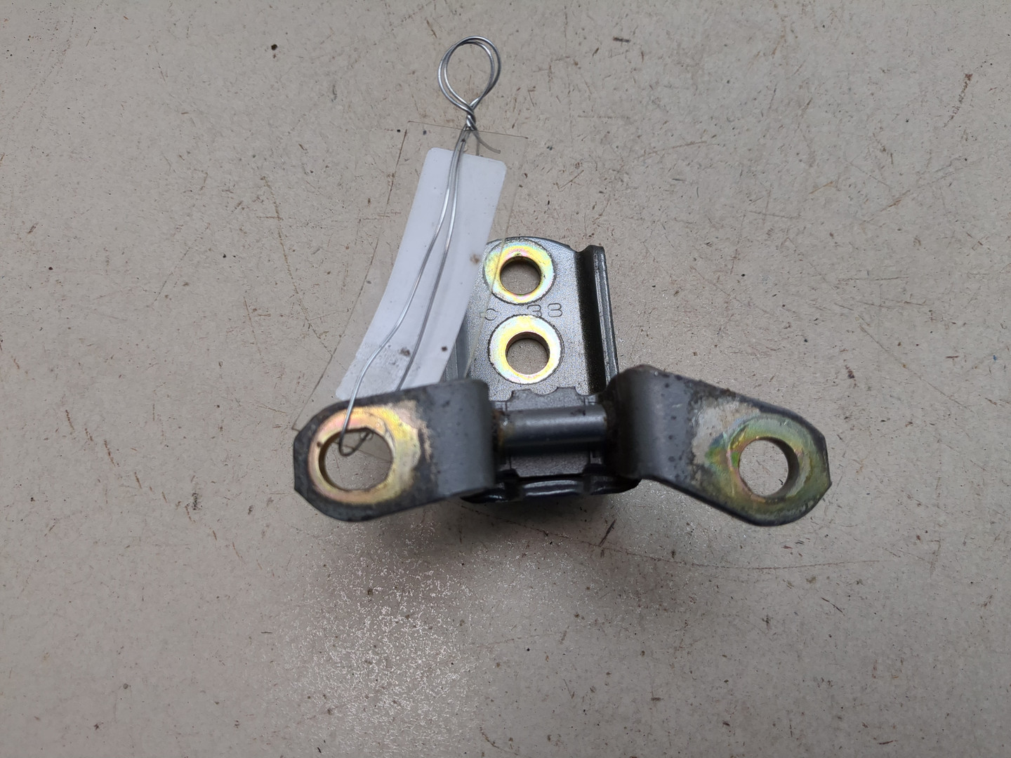 Петля двери