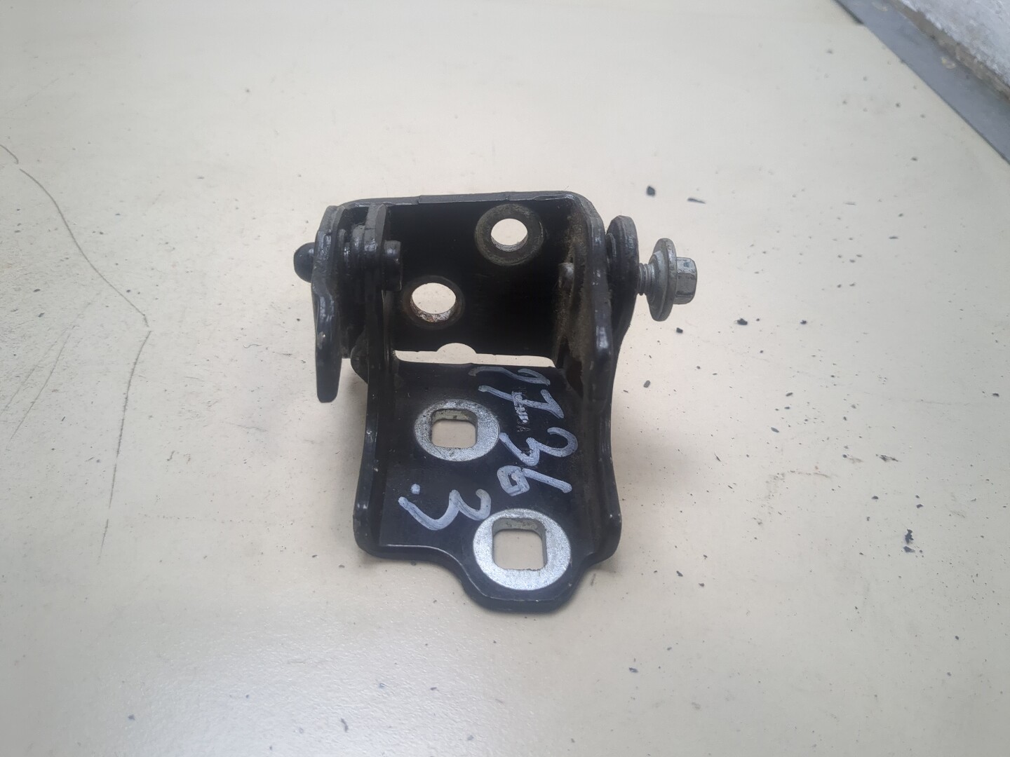 Петля двери